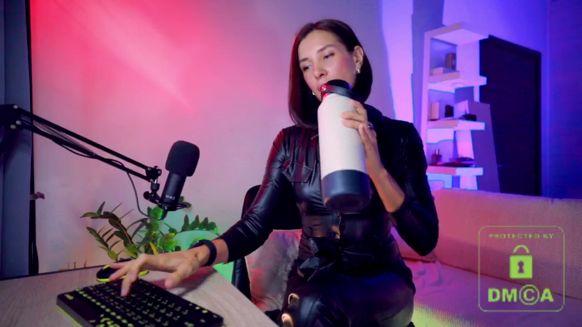 Gallery image thumbnail from AddictsQueen's myfreecams stream on, 10/12/2025, 09:58 image 7 of 20