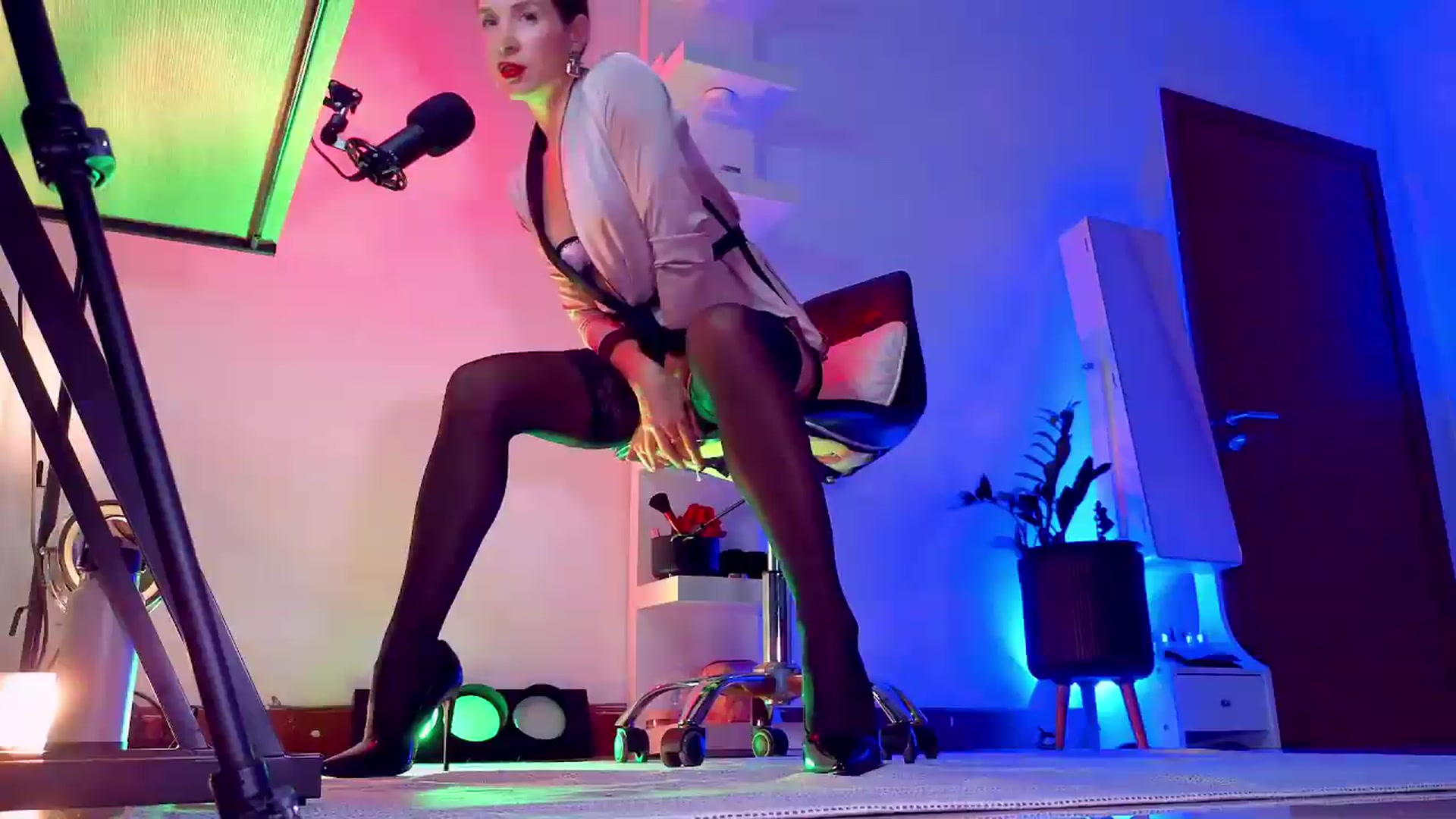 Gallery image thumbnail from AddictsQueen's myfreecams stream on, 08/16/2026, 13:42 image 19 of 20