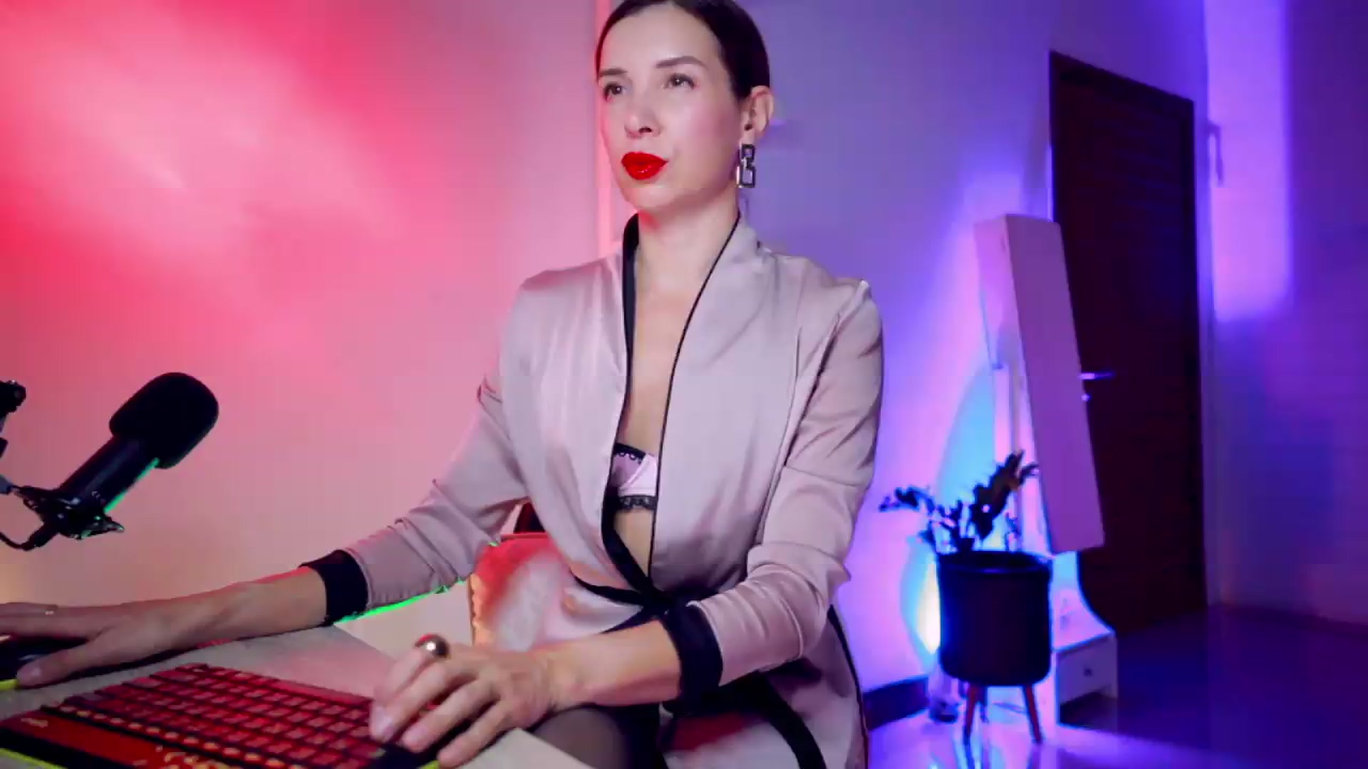 Gallery image thumbnail from AddictsQueen's myfreecams stream on, 08/16/2026, 13:42 image 2 of 20