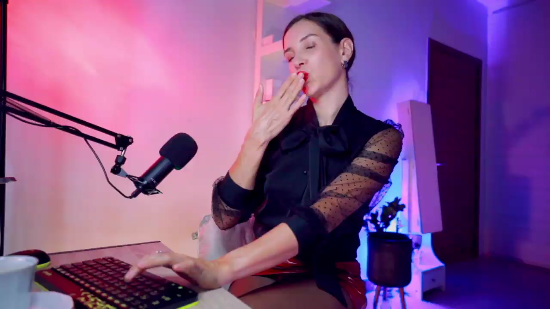 Gallery image thumbnail from AddictsQueen's myfreecams stream on, 08/30/2026, 06:52 image 6 of 20