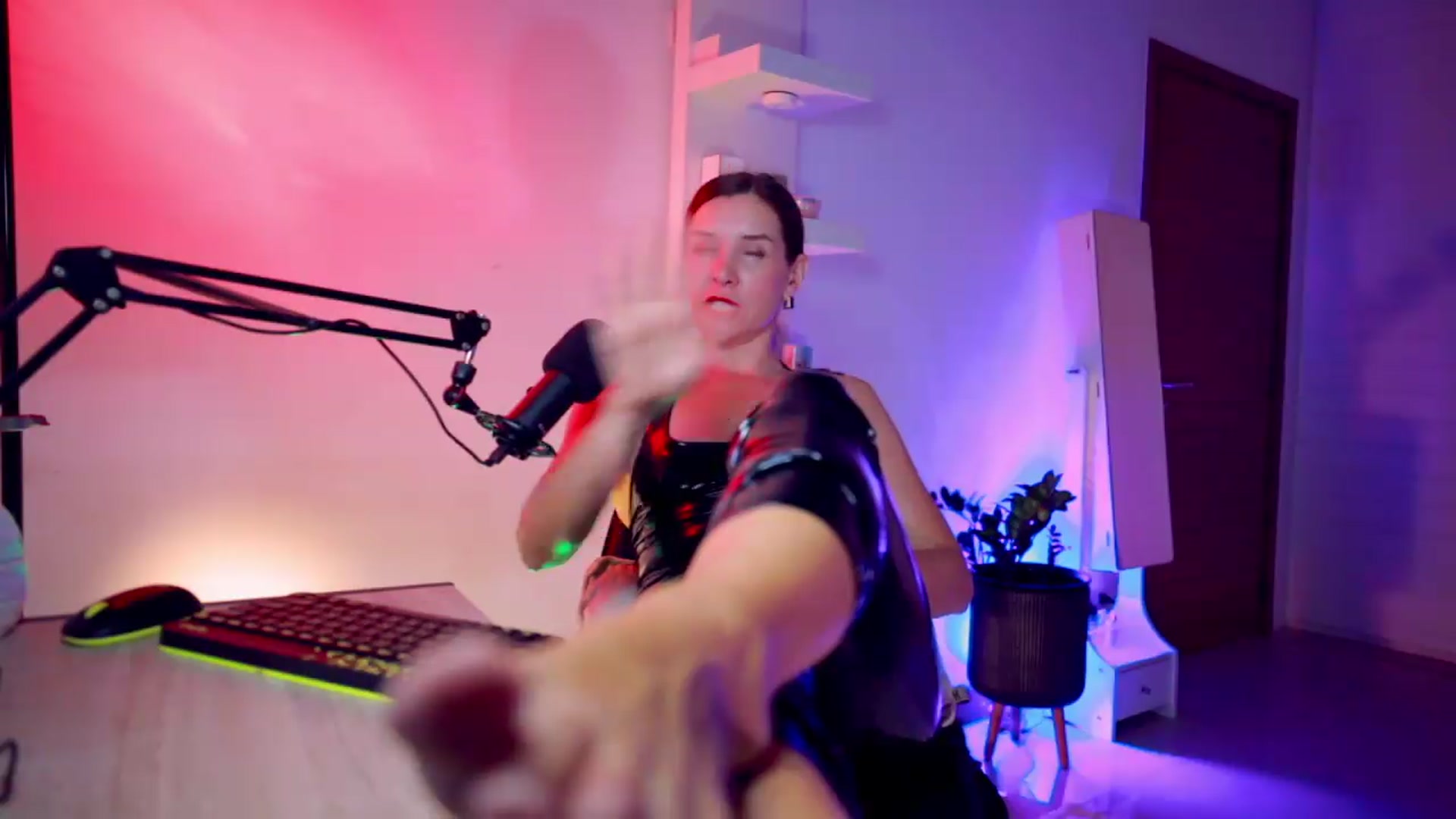 Gallery image thumbnail from AddictsQueen's myfreecams stream on, 08/31/2026, 14:23 image 18 of 20