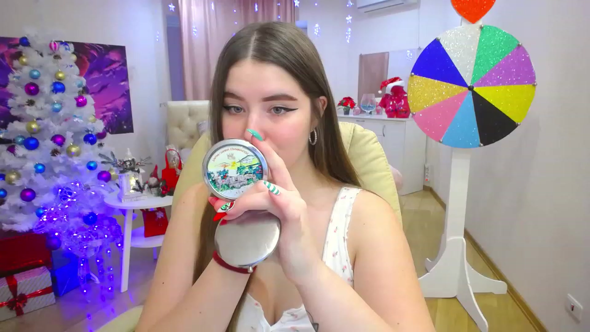Gallery image thumbnail from AdmireMyEyes's myfreecams stream on, 12/15/2022, 08:24 image 1 of 20