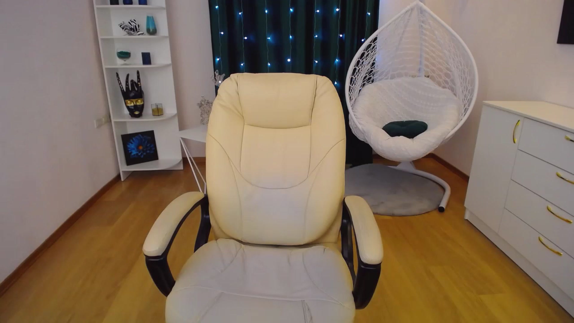Gallery image thumbnail from AdmireMyEyes's myfreecams stream on, 02/06/2023, 07:45 image 10 of 20