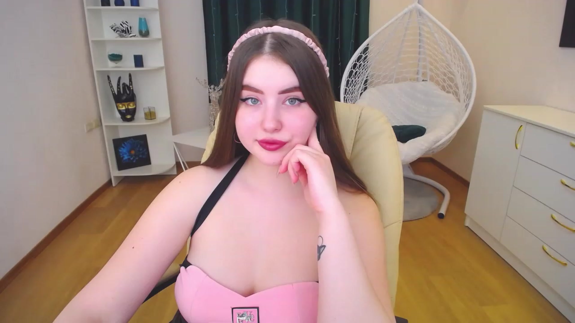 Gallery image thumbnail from AdmireMyEyes's myfreecams stream on, 02/14/2023, 09:50 image 17 of 20