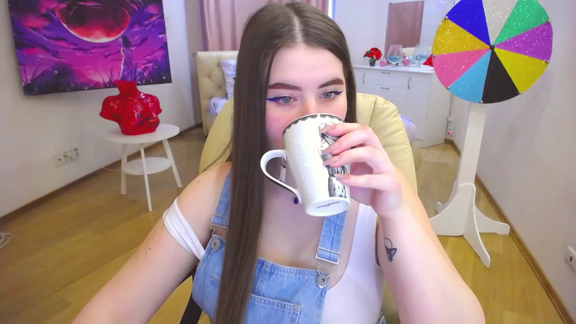 Gallery image thumbnail from AdmireMyEyes's myfreecams stream on, 02/20/2023, 07:04 image 9 of 20