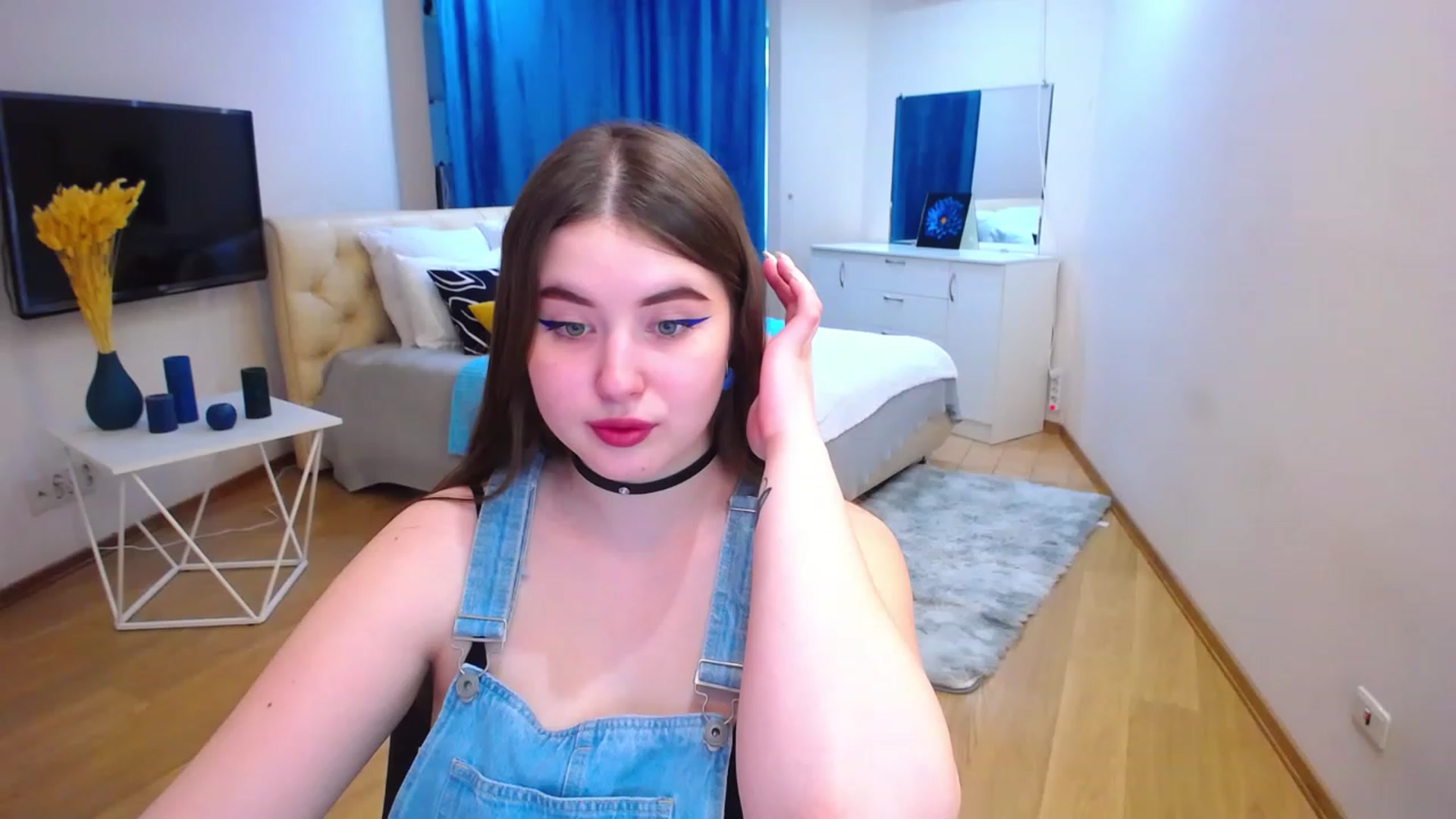 Gallery image thumbnail from AdmireMyEyes's myfreecams stream on, 04/13/2023, 07:36 image 16 of 20