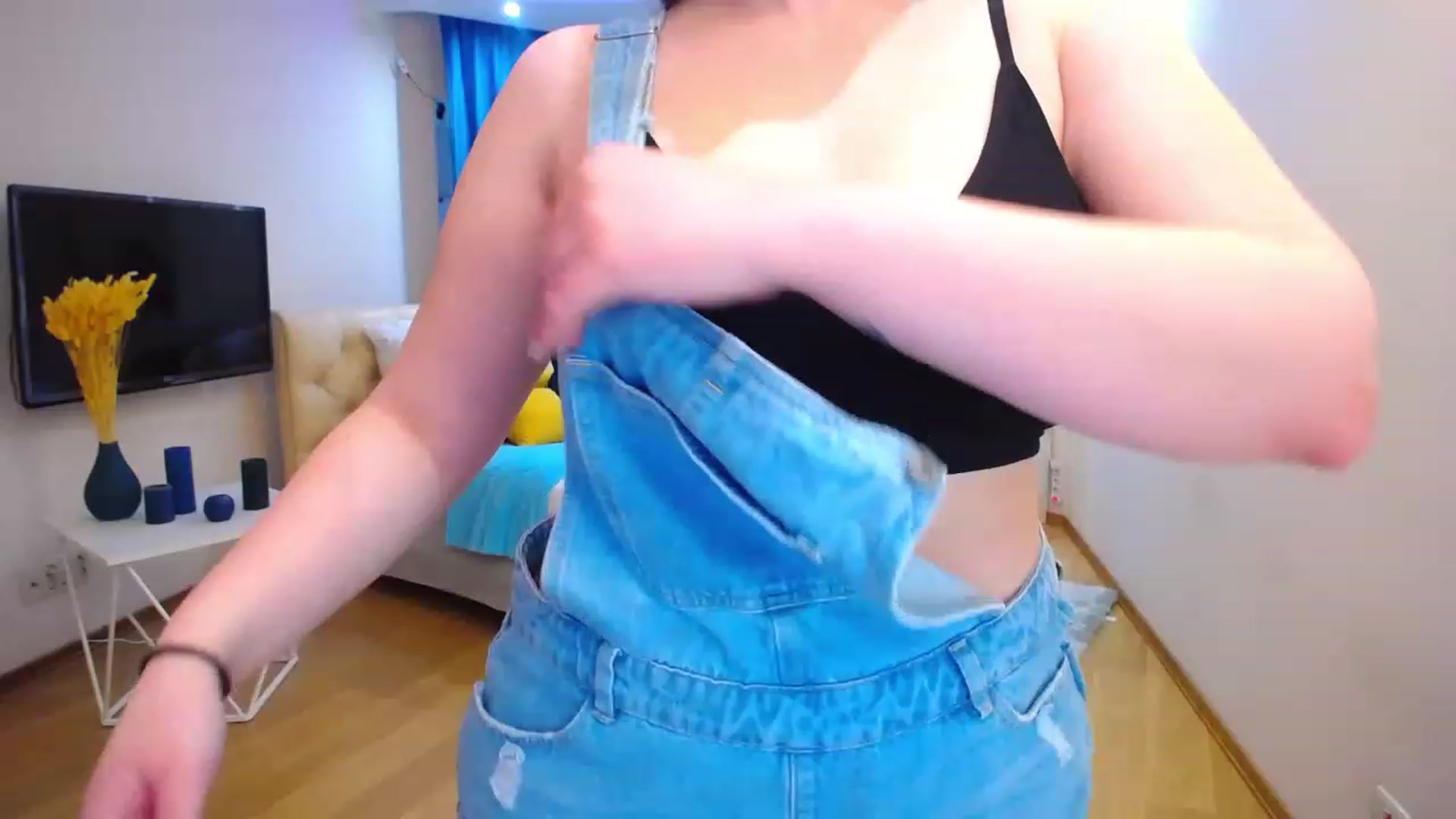 Gallery image thumbnail from AdmireMyEyes's myfreecams stream on, 04/13/2023, 07:36 image 6 of 20