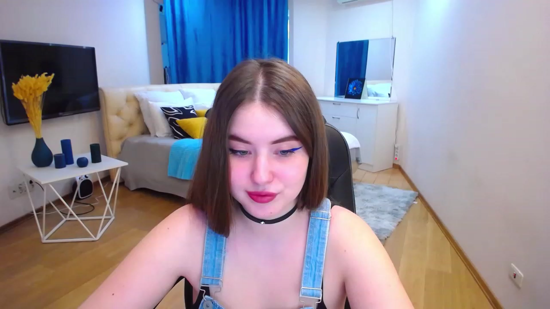 Gallery image thumbnail from AdmireMyEyes's myfreecams stream on, 04/13/2023, 09:46 image 11 of 20