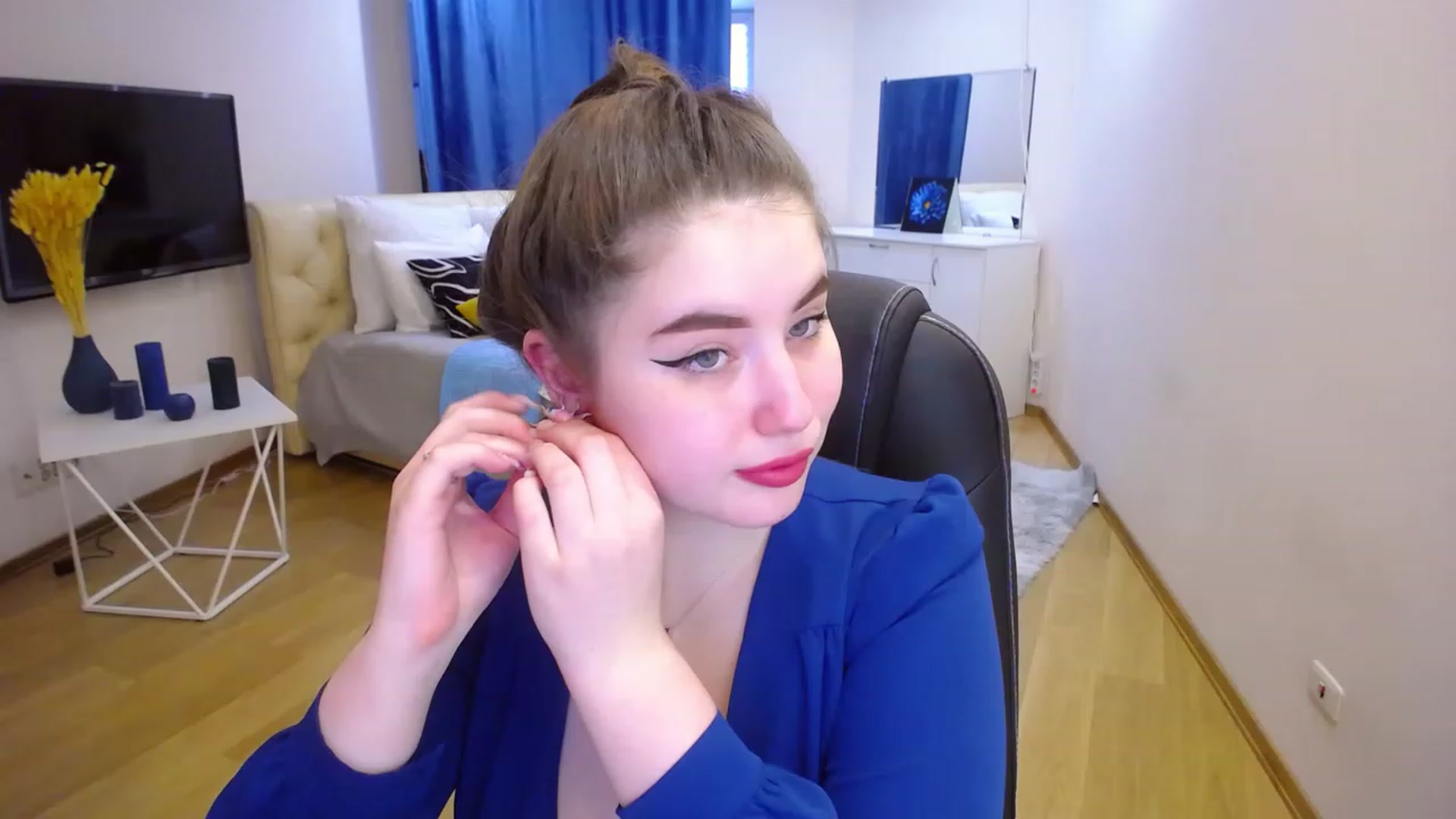 Gallery image thumbnail from AdmireMyEyes's myfreecams stream on, 04/16/2023, 08:40 image 5 of 20
