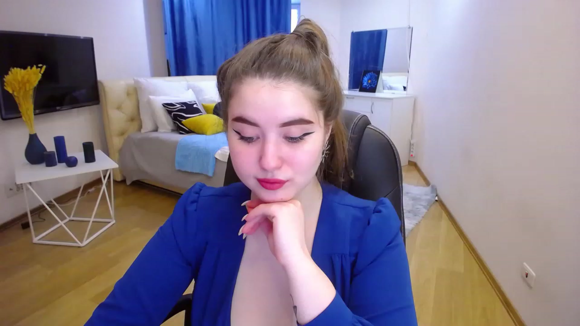 Gallery image thumbnail from AdmireMyEyes's myfreecams stream on, 04/16/2023, 08:40 image 10 of 20