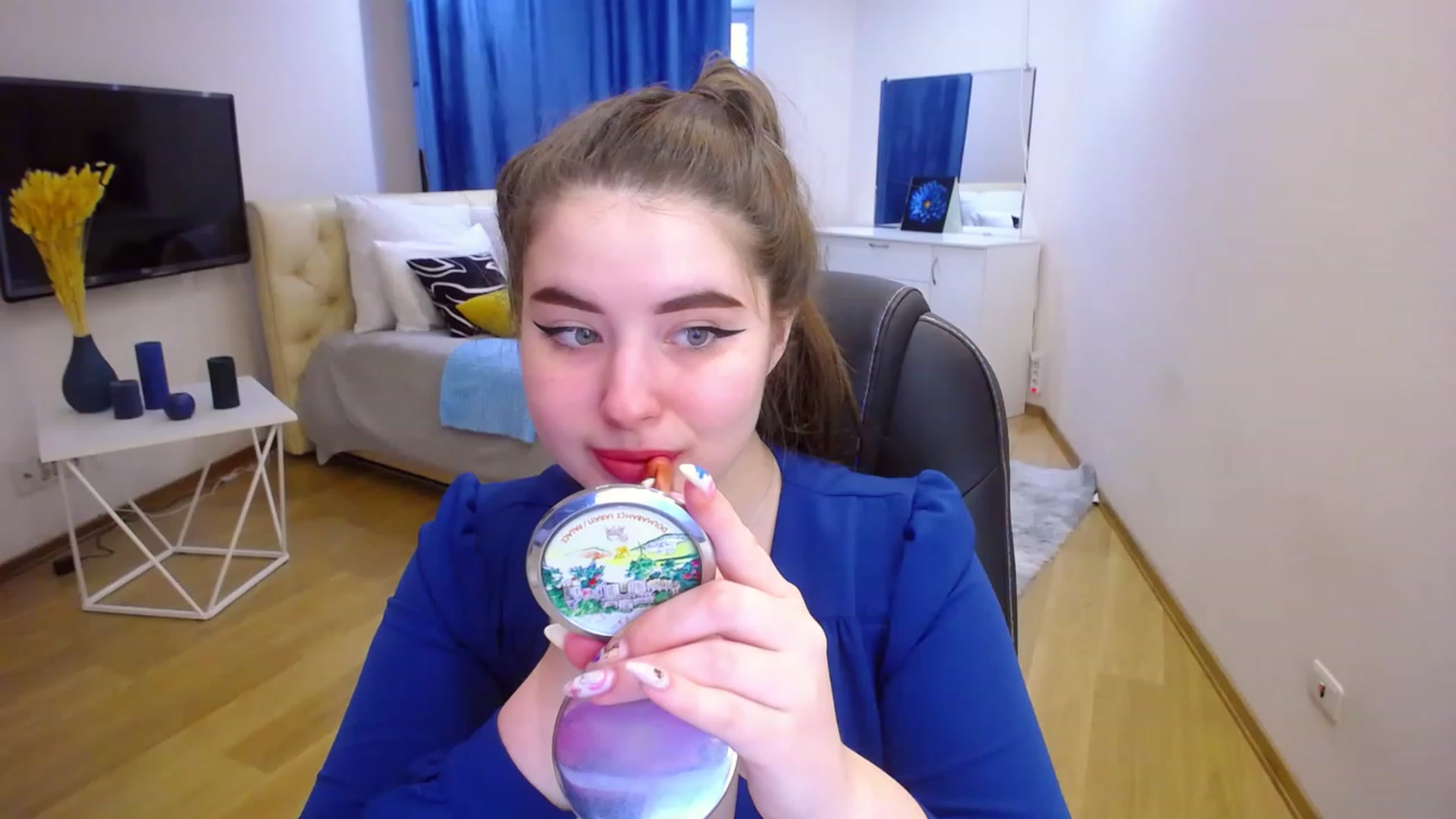 Gallery image thumbnail from AdmireMyEyes's myfreecams stream on, 04/16/2023, 08:40 image 4 of 20