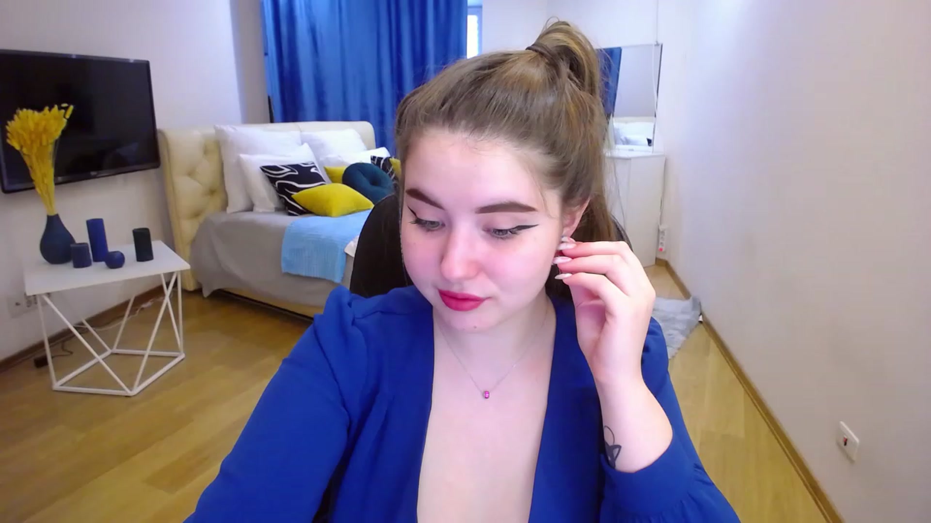 Gallery image thumbnail from AdmireMyEyes's myfreecams stream on, 04/16/2023, 08:40 image 6 of 20