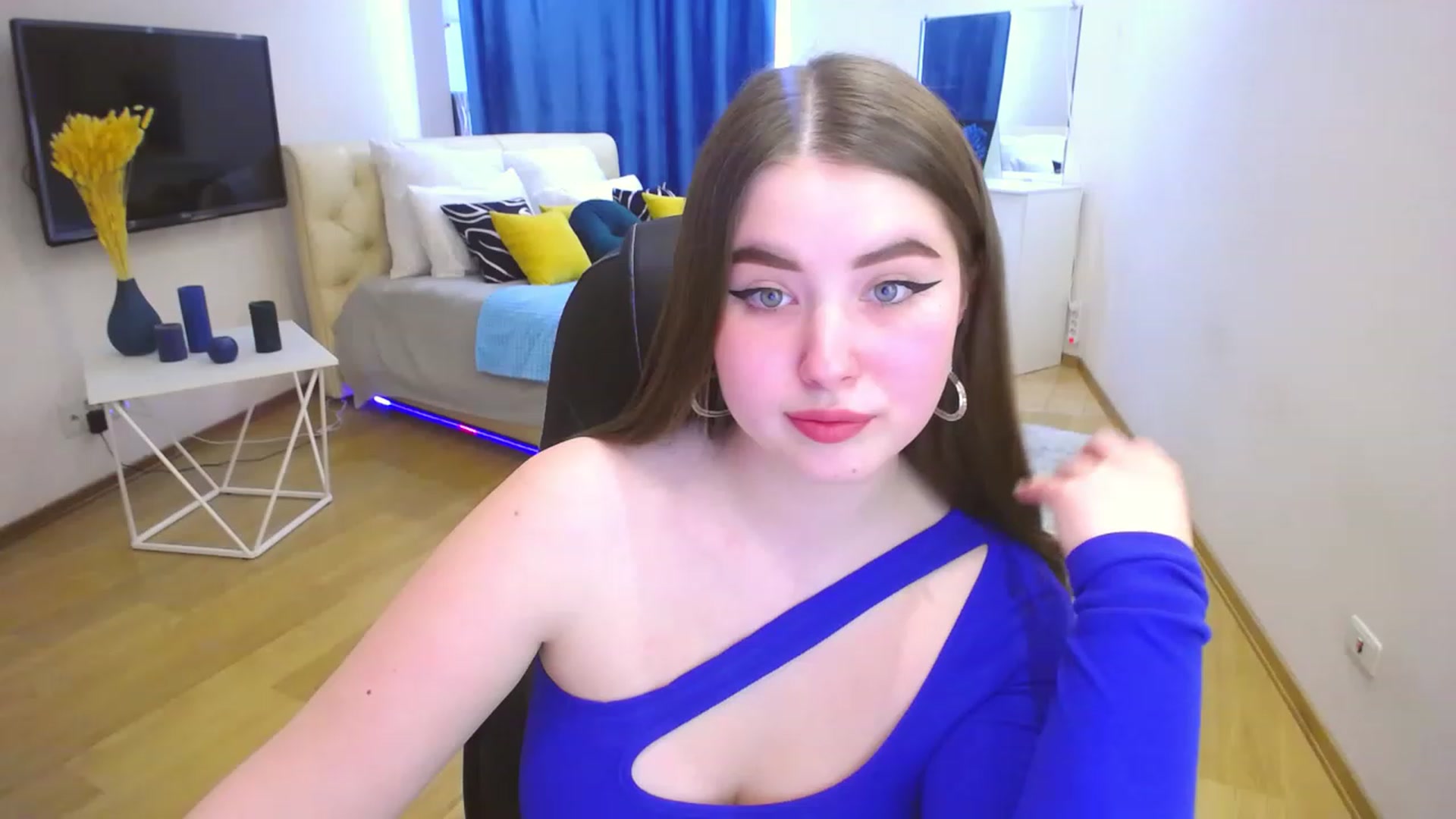 Gallery image thumbnail from AdmireMyEyes's myfreecams stream on, 04/18/2023, 12:41 image 4 of 20