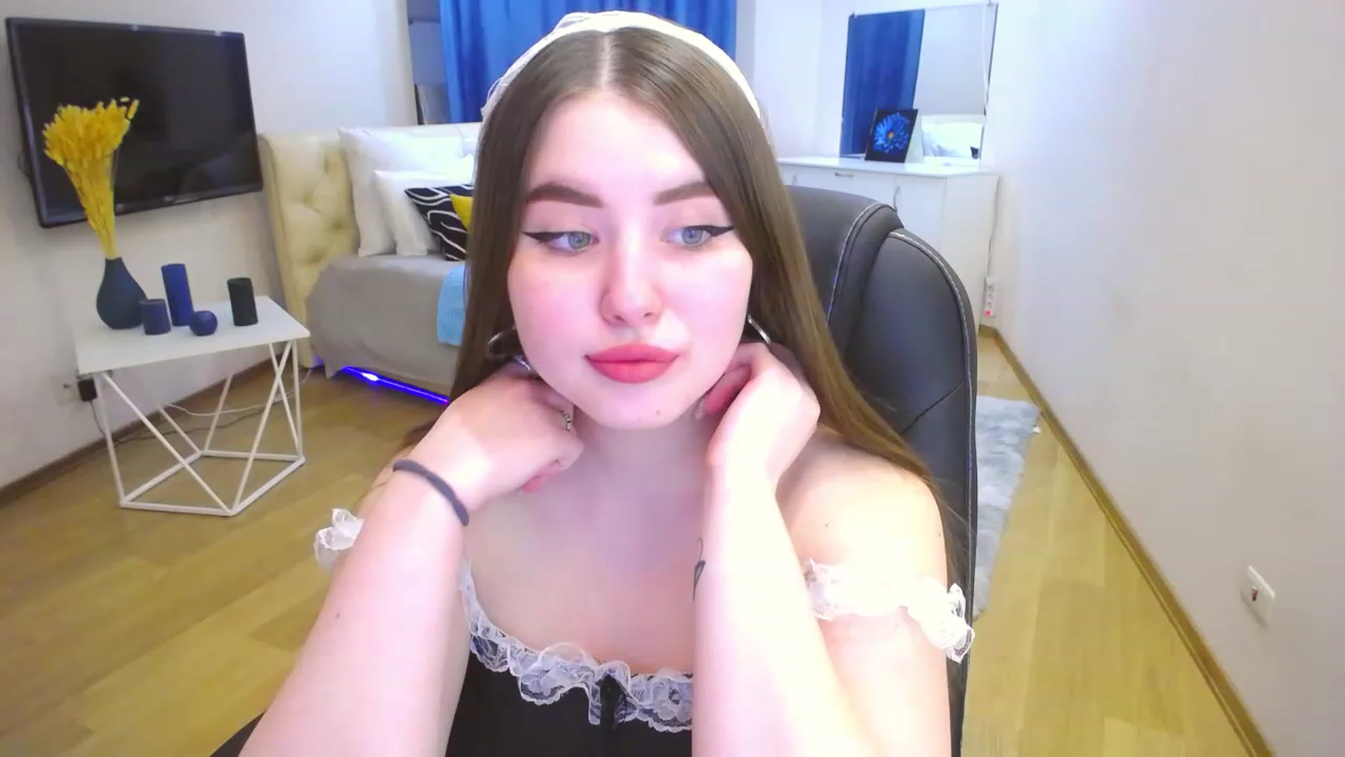 Gallery image thumbnail from AdmireMyEyes's myfreecams stream on, 04/18/2023, 15:42 image 5 of 20
