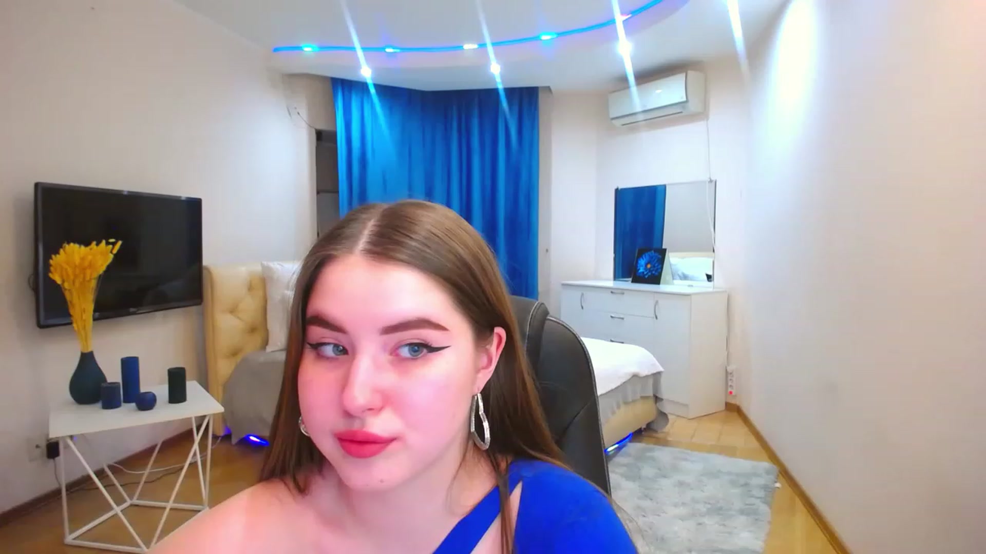Gallery image thumbnail from AdmireMyEyes's myfreecams stream on, 04/18/2023, 16:47 image 5 of 20