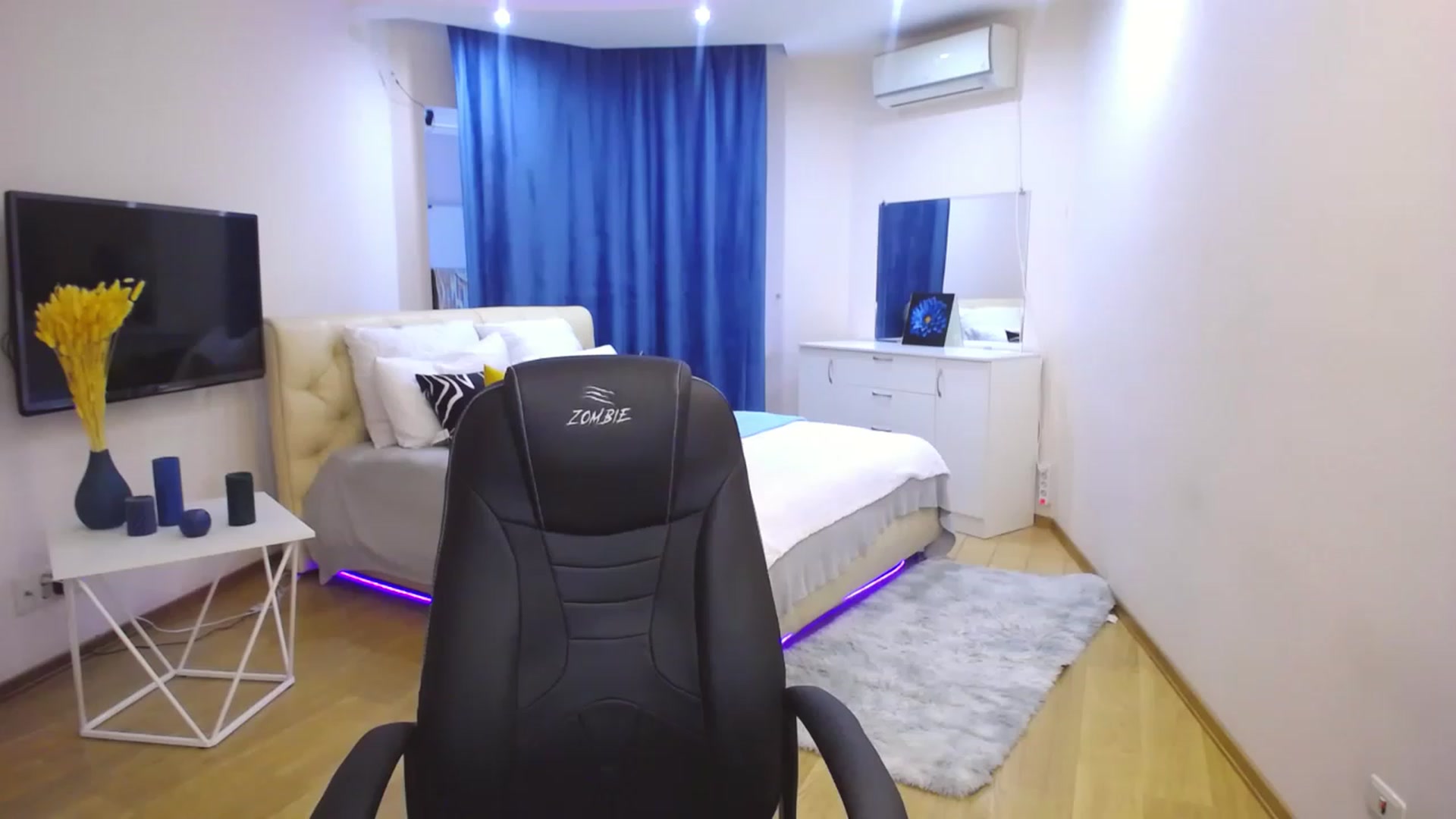 Gallery image thumbnail from AdmireMyEyes's myfreecams stream on, 04/20/2023, 09:27 image 6 of 20
