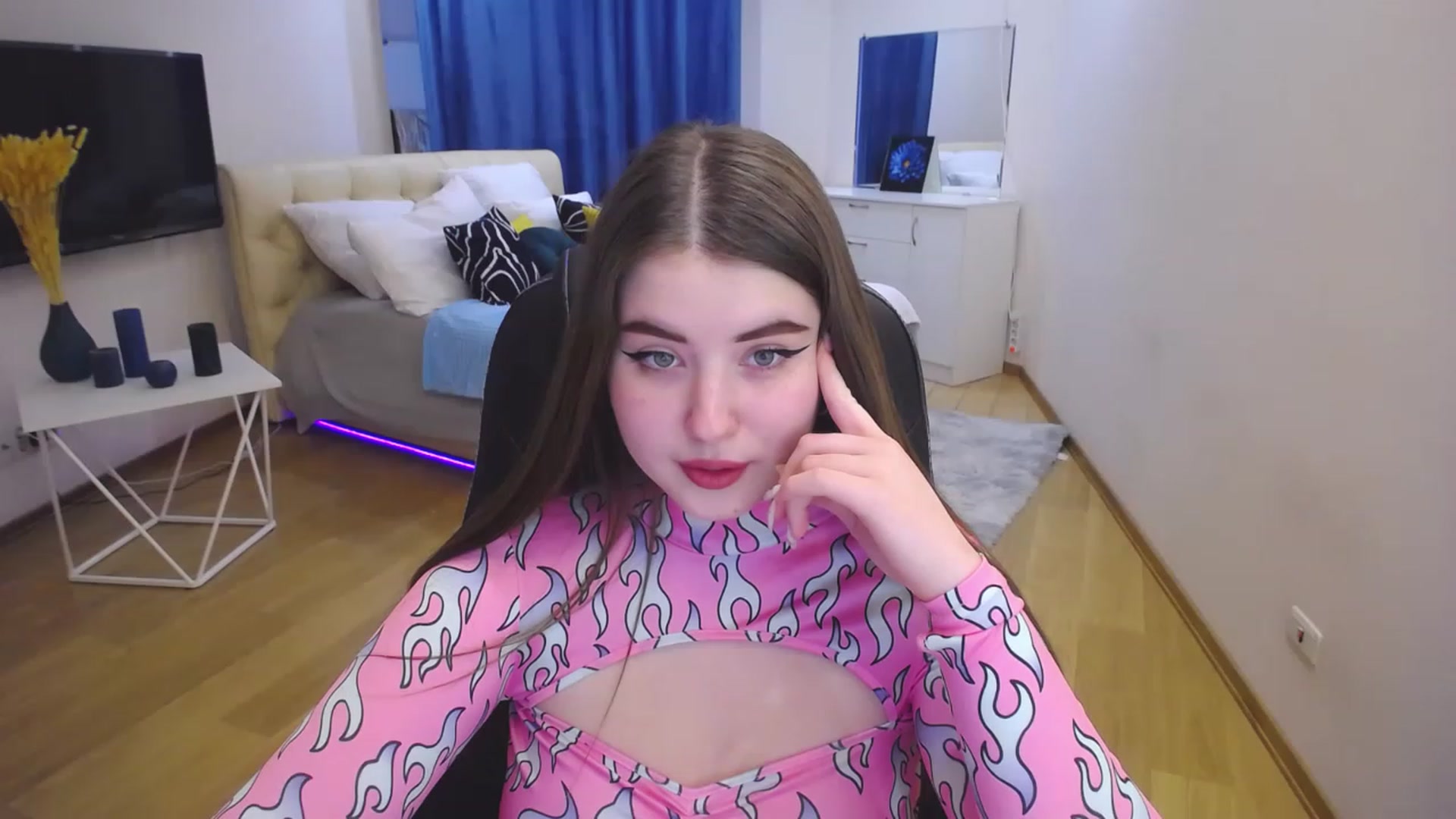 Gallery image thumbnail from AdmireMyEyes's myfreecams stream on, 04/21/2023, 08:37 image 8 of 20