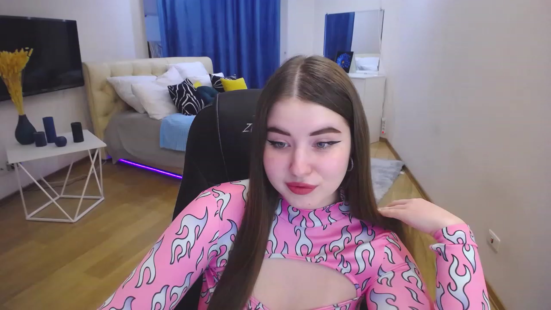 Gallery image thumbnail from AdmireMyEyes's myfreecams stream on, 04/21/2023, 08:37 image 13 of 20