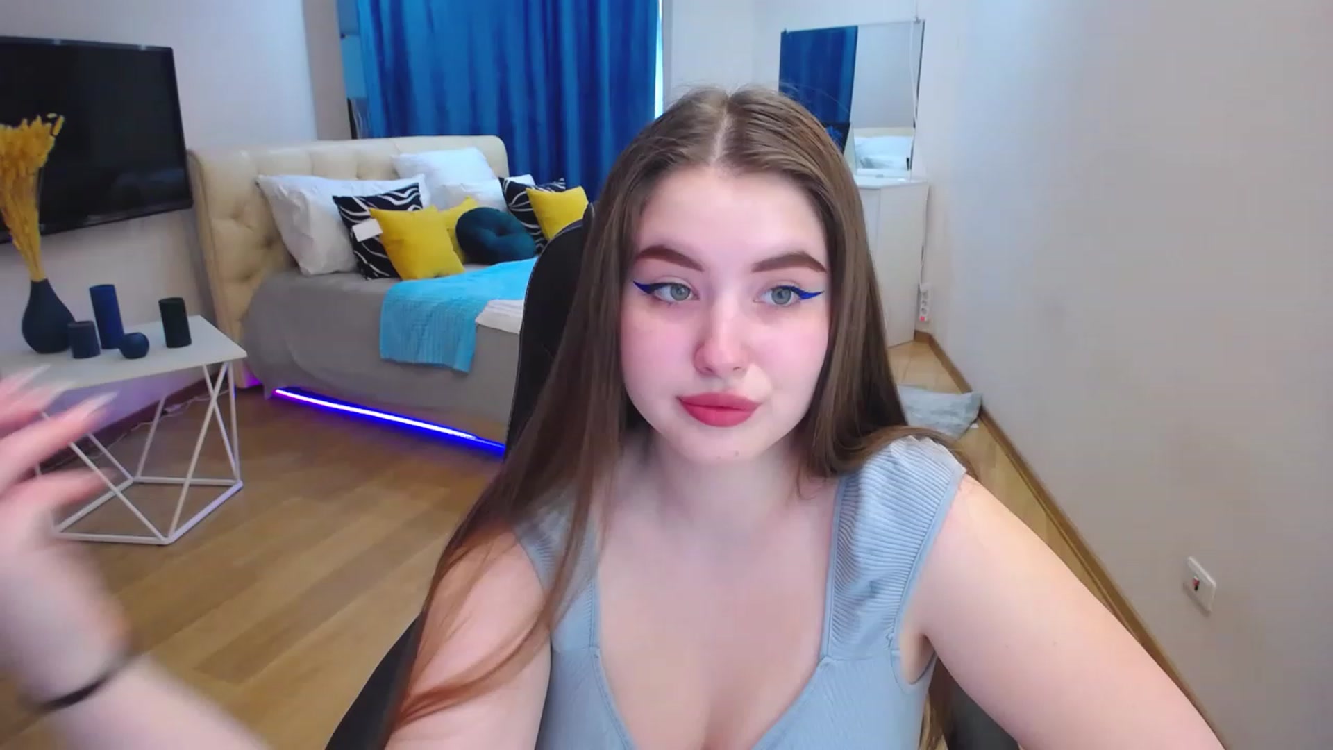 Gallery image thumbnail from AdmireMyEyes's myfreecams stream on, 04/25/2023, 09:16 image 6 of 20