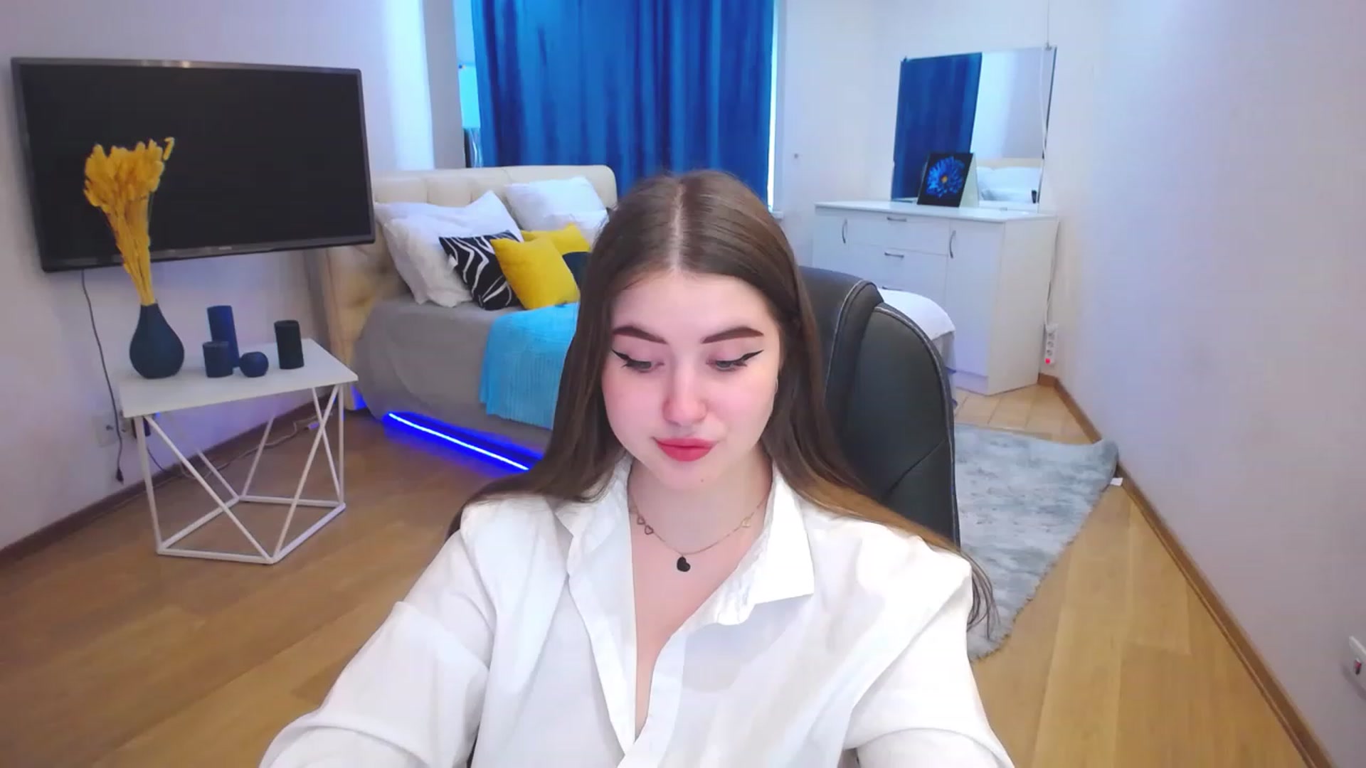 Gallery image thumbnail from AdmireMyEyes's myfreecams stream on, 05/02/2023, 07:45 image 18 of 20