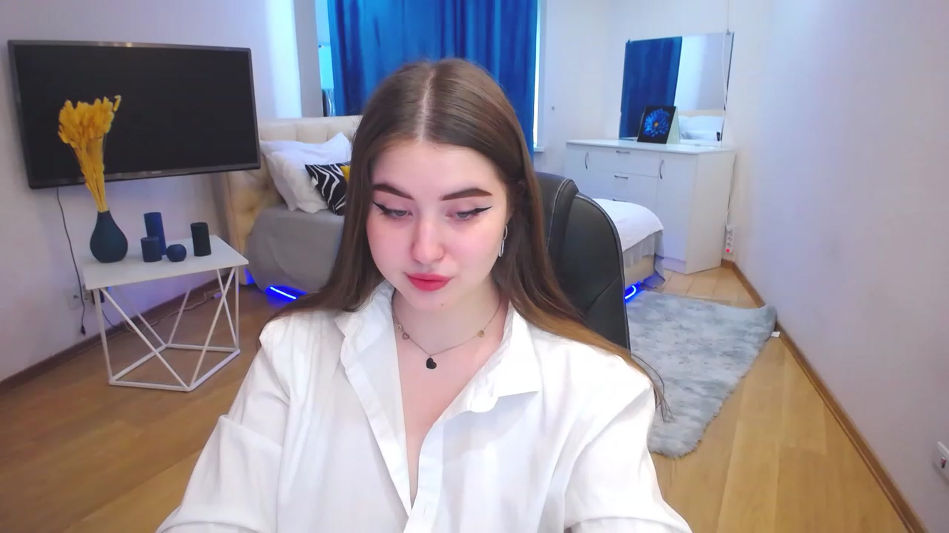 Gallery image thumbnail from AdmireMyEyes's myfreecams stream on, 05/02/2023, 07:45 image 17 of 20