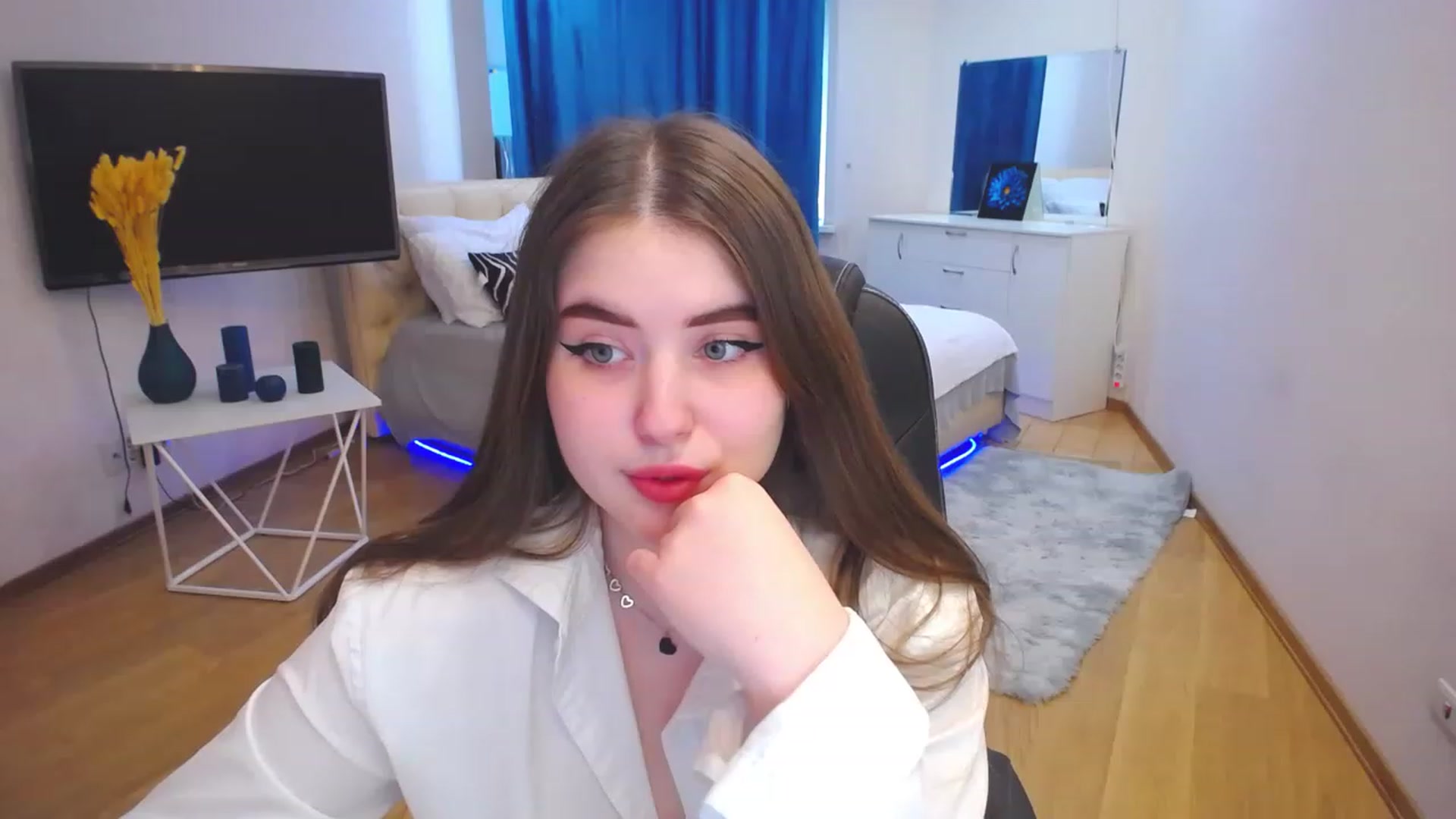 Gallery image thumbnail from AdmireMyEyes's myfreecams stream on, 05/02/2023, 07:45 image 14 of 20
