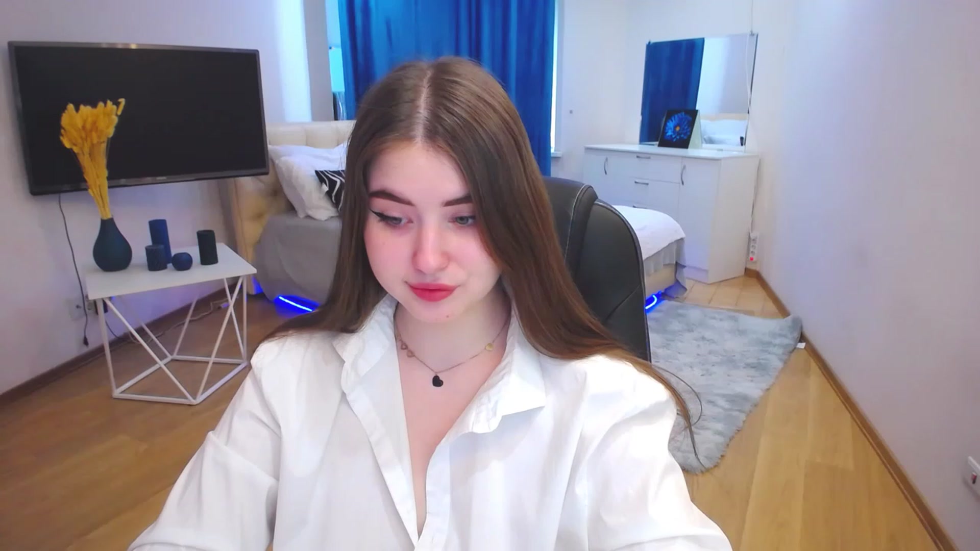 Gallery image thumbnail from AdmireMyEyes's myfreecams stream on, 05/02/2023, 07:45 image 16 of 20