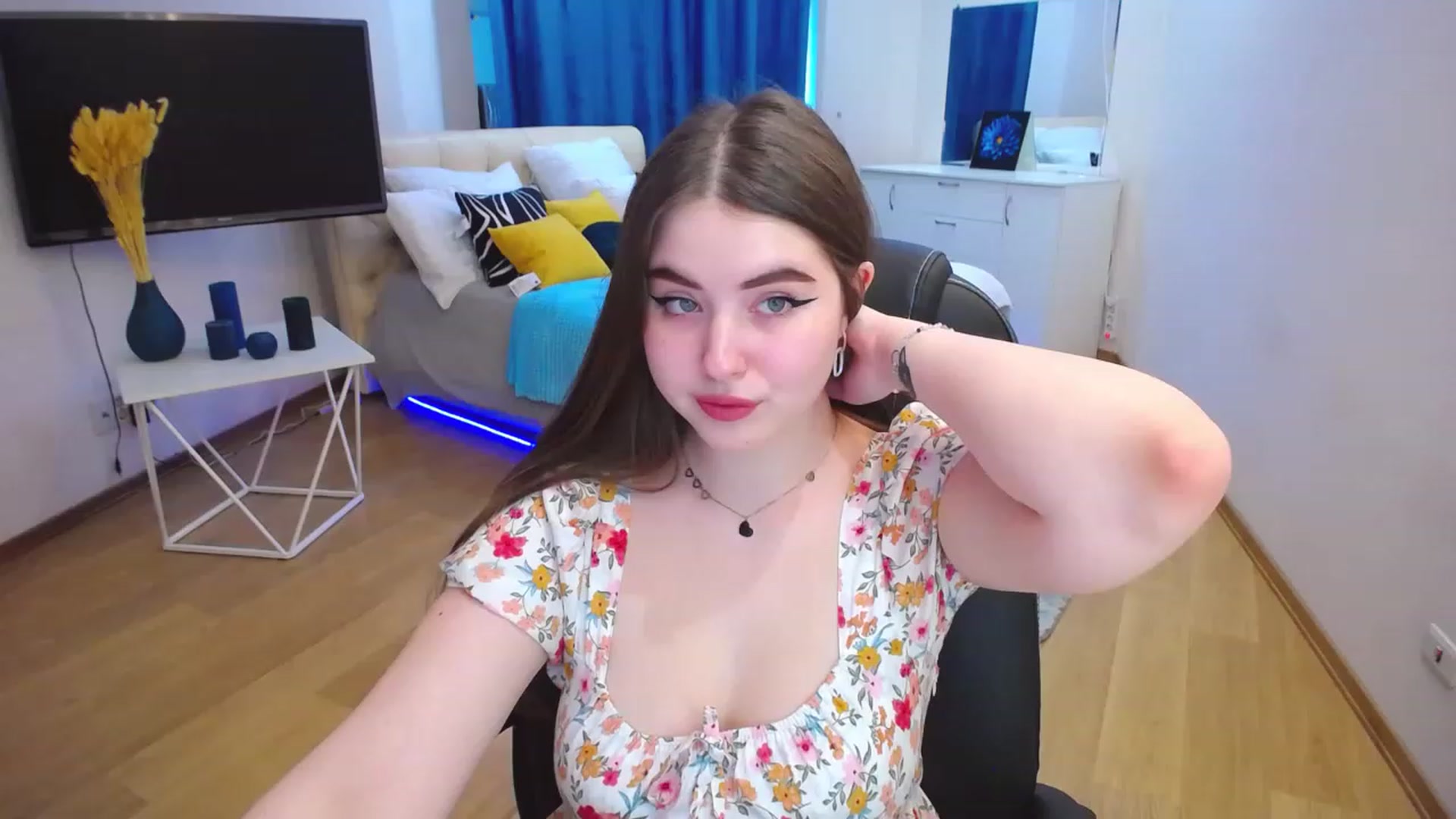 Gallery image thumbnail from AdmireMyEyes's myfreecams stream on, 05/04/2023, 07:46 image 17 of 20