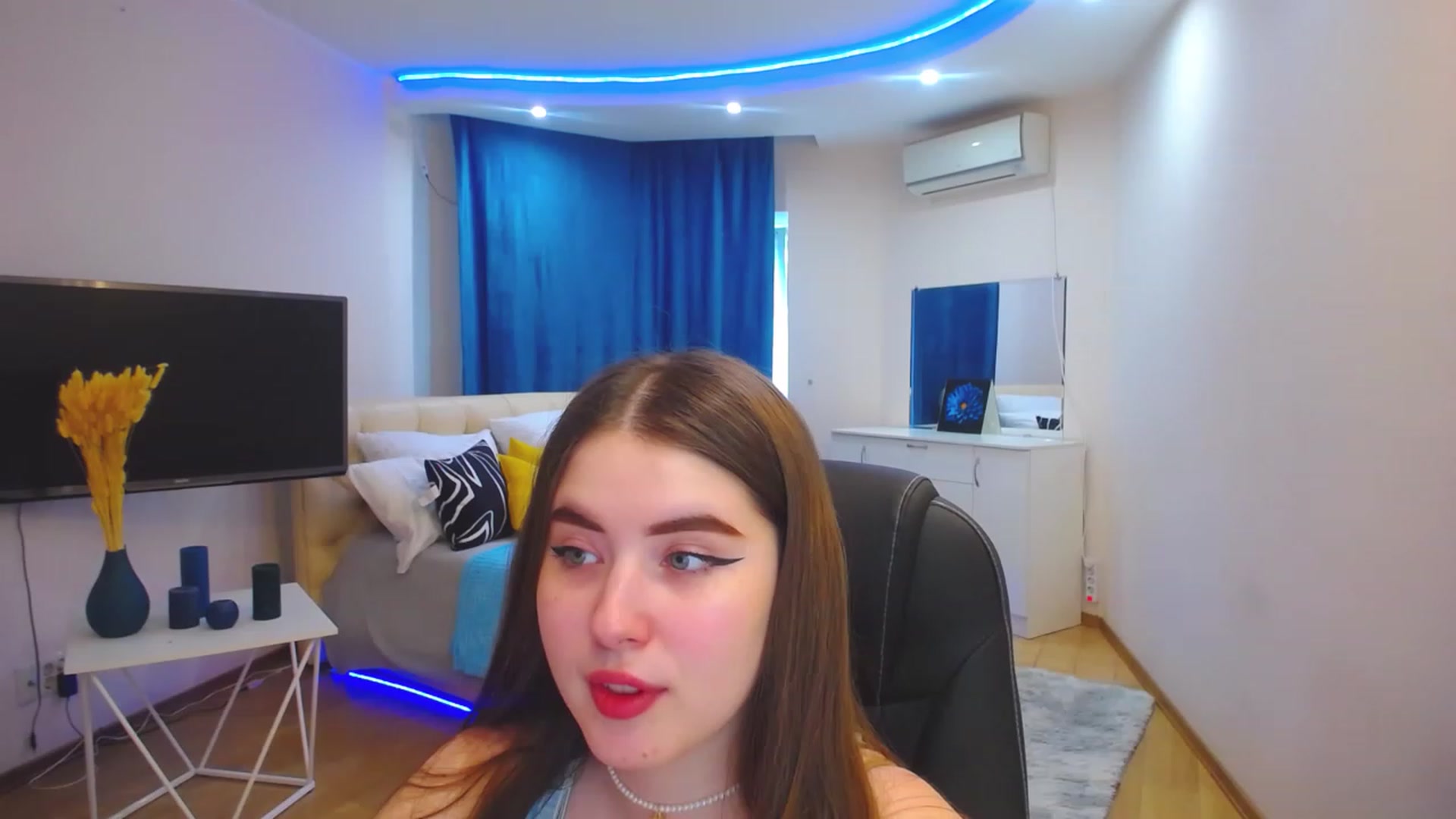 Gallery image thumbnail from AdmireMyEyes's myfreecams stream on, 05/15/2023, 07:48 image 5 of 20