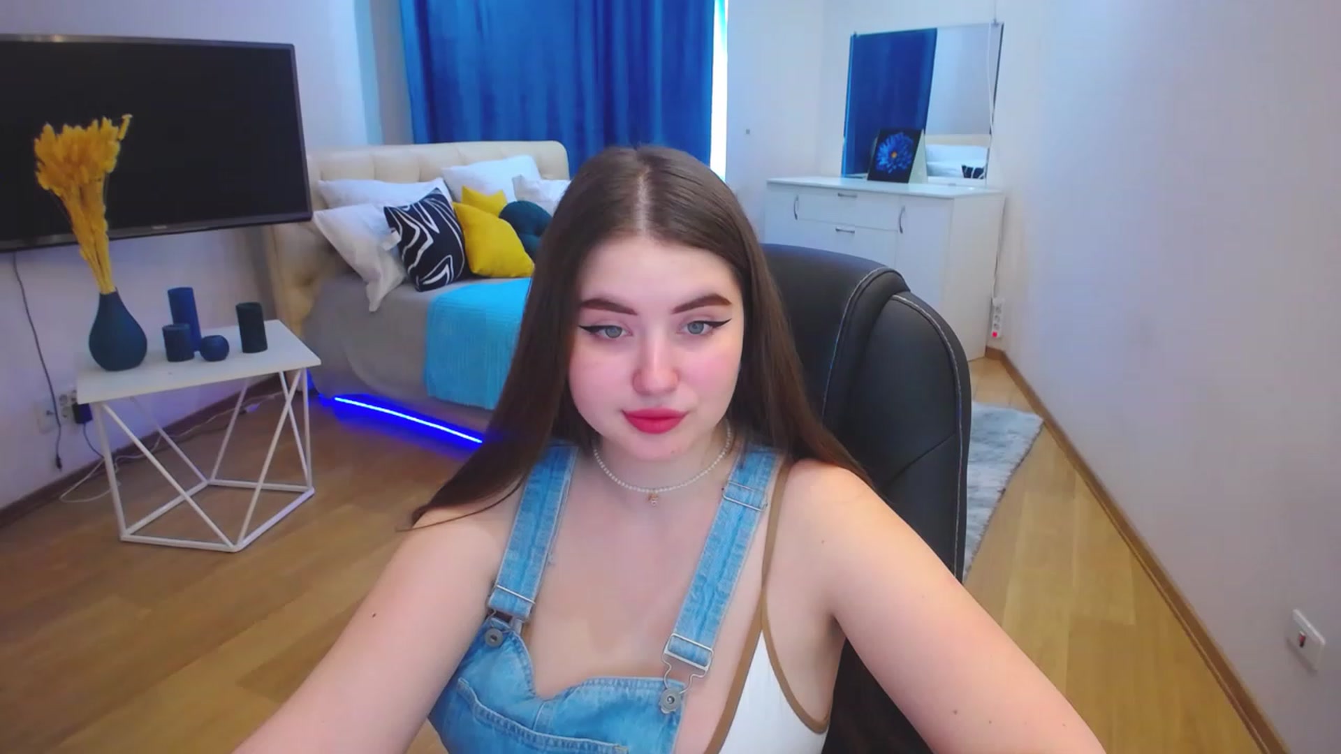 Gallery image thumbnail from AdmireMyEyes's myfreecams stream on, 05/15/2023, 07:48 image 14 of 20