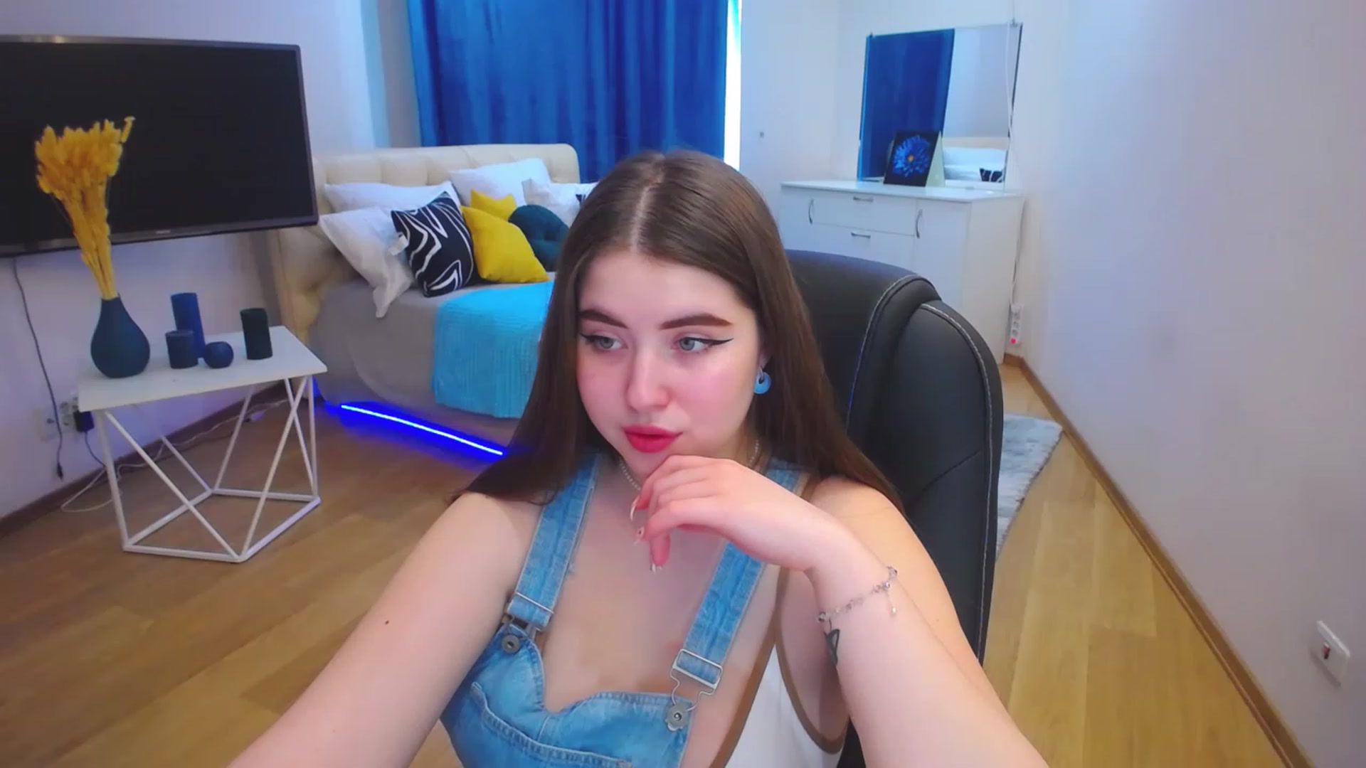 Gallery image thumbnail from AdmireMyEyes's myfreecams stream on, 05/15/2023, 07:48 image 12 of 20