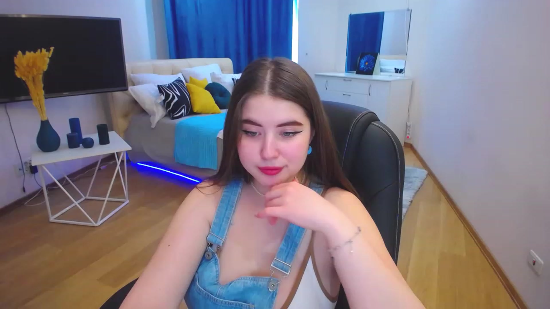 Gallery image thumbnail from AdmireMyEyes's myfreecams stream on, 05/15/2023, 07:48 image 16 of 20
