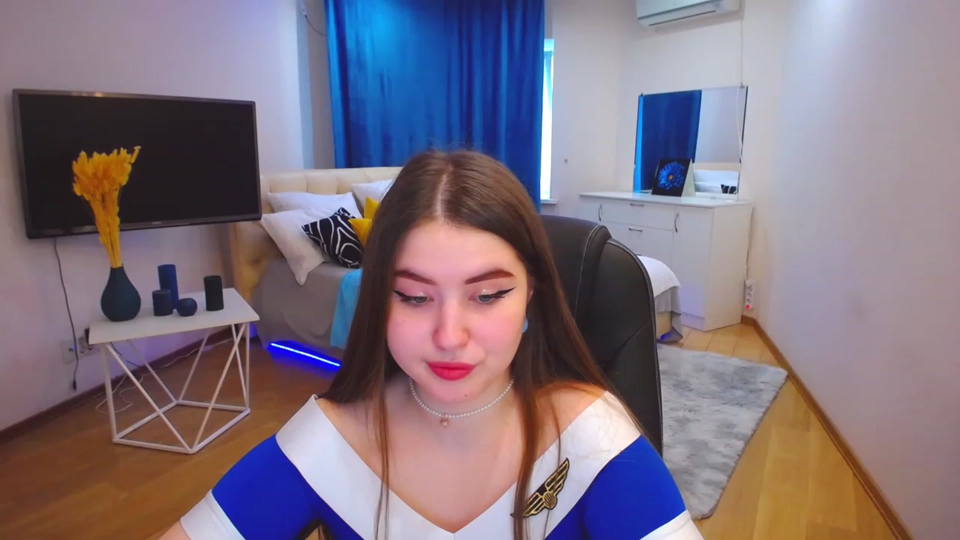 Gallery image thumbnail from AdmireMyEyes's myfreecams stream on, 05/17/2023, 07:45 image 7 of 20