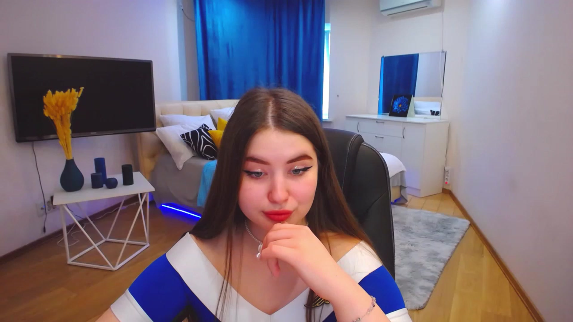 Gallery image thumbnail from AdmireMyEyes's myfreecams stream on, 05/17/2023, 07:45 image 9 of 20