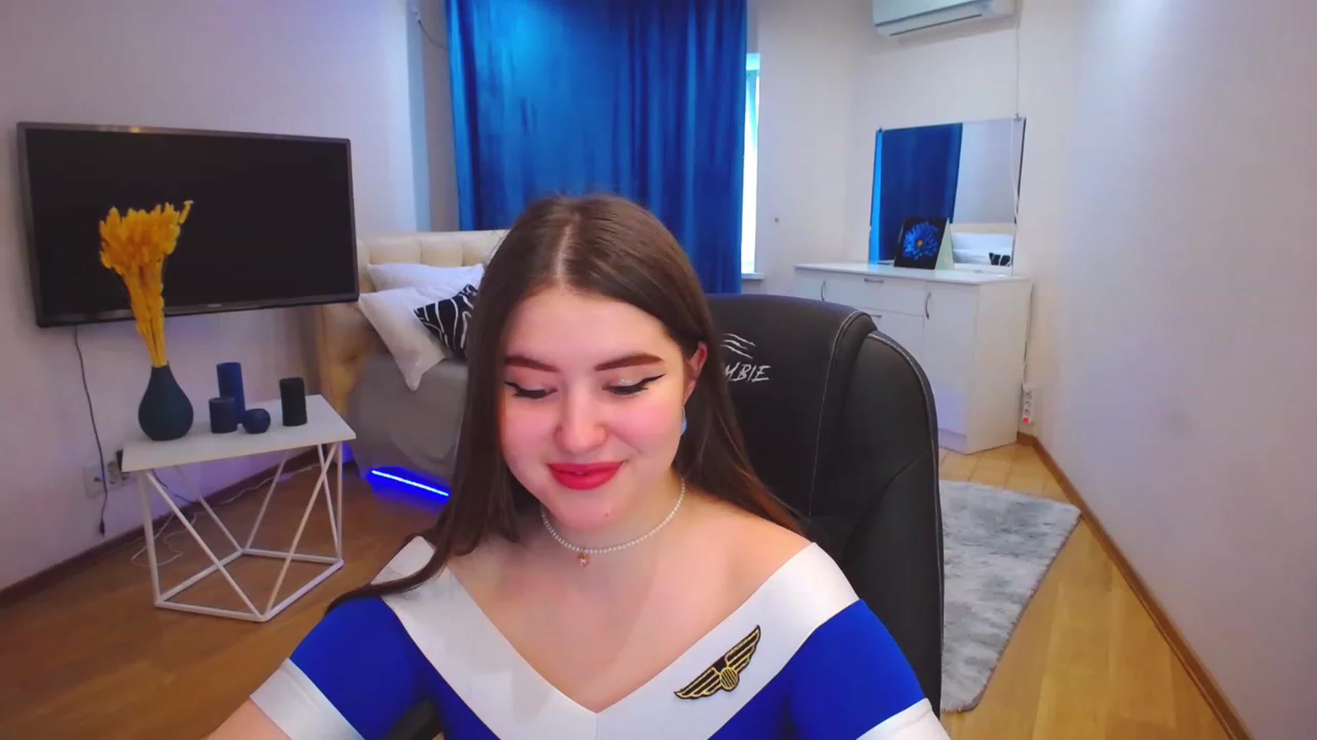 Gallery image thumbnail from AdmireMyEyes's myfreecams stream on, 05/17/2023, 07:45 image 12 of 20