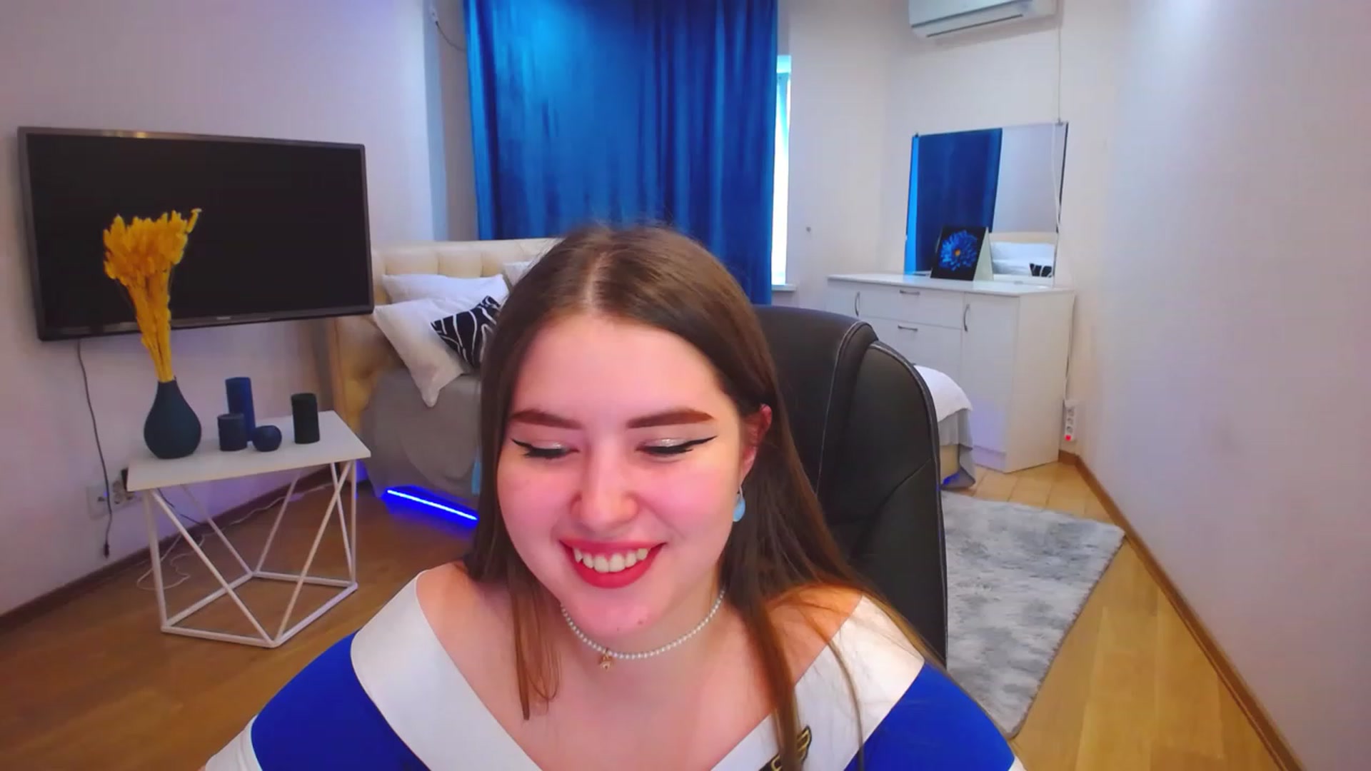 Gallery image thumbnail from AdmireMyEyes's myfreecams stream on, 05/17/2023, 07:45 image 5 of 20