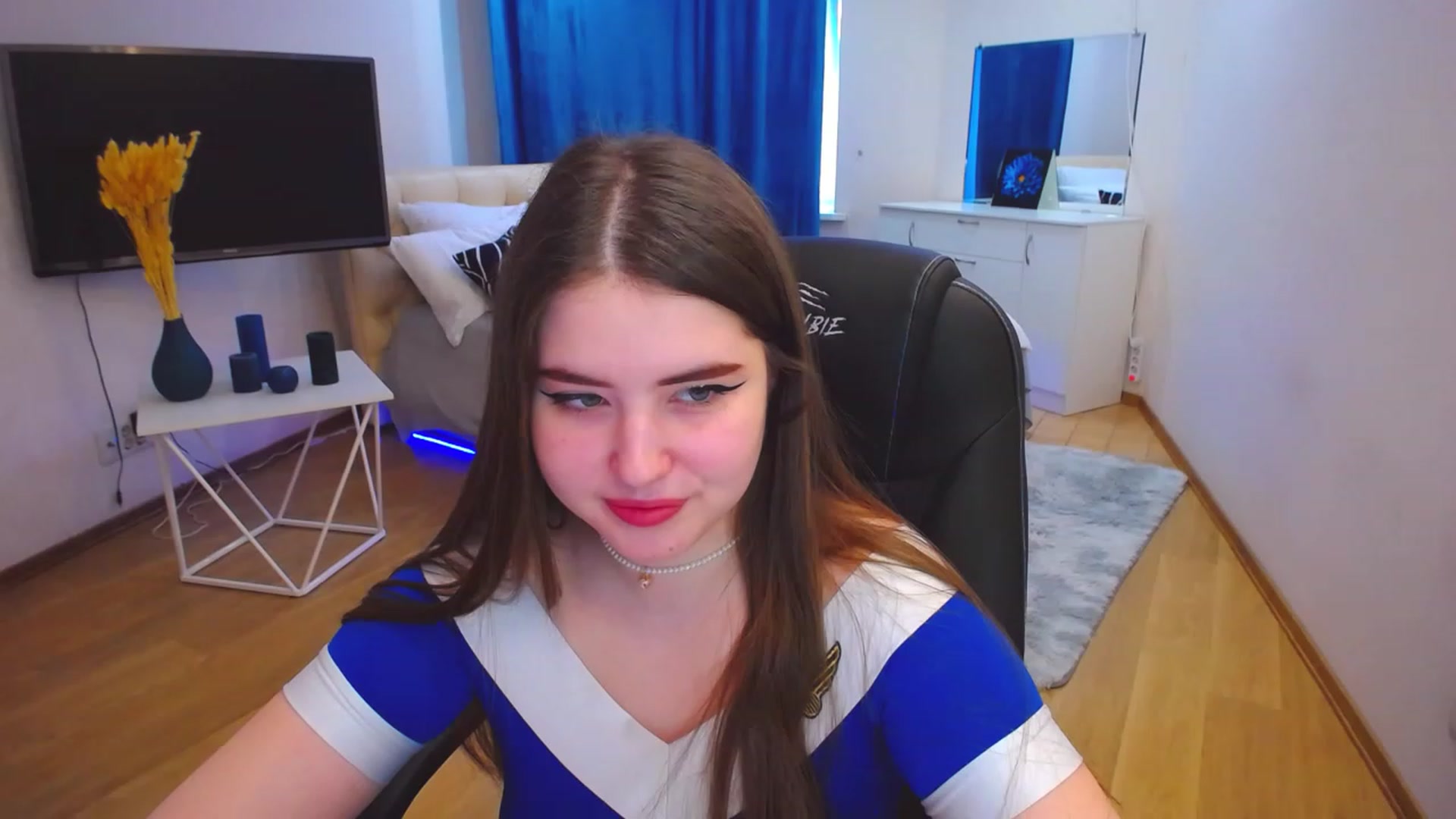 Gallery image thumbnail from AdmireMyEyes's myfreecams stream on, 05/17/2023, 07:45 image 16 of 20