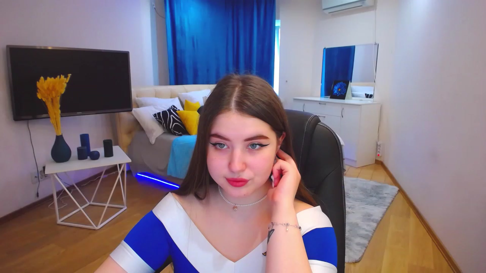 Gallery image thumbnail from AdmireMyEyes's myfreecams stream on, 05/17/2023, 07:45 image 14 of 20