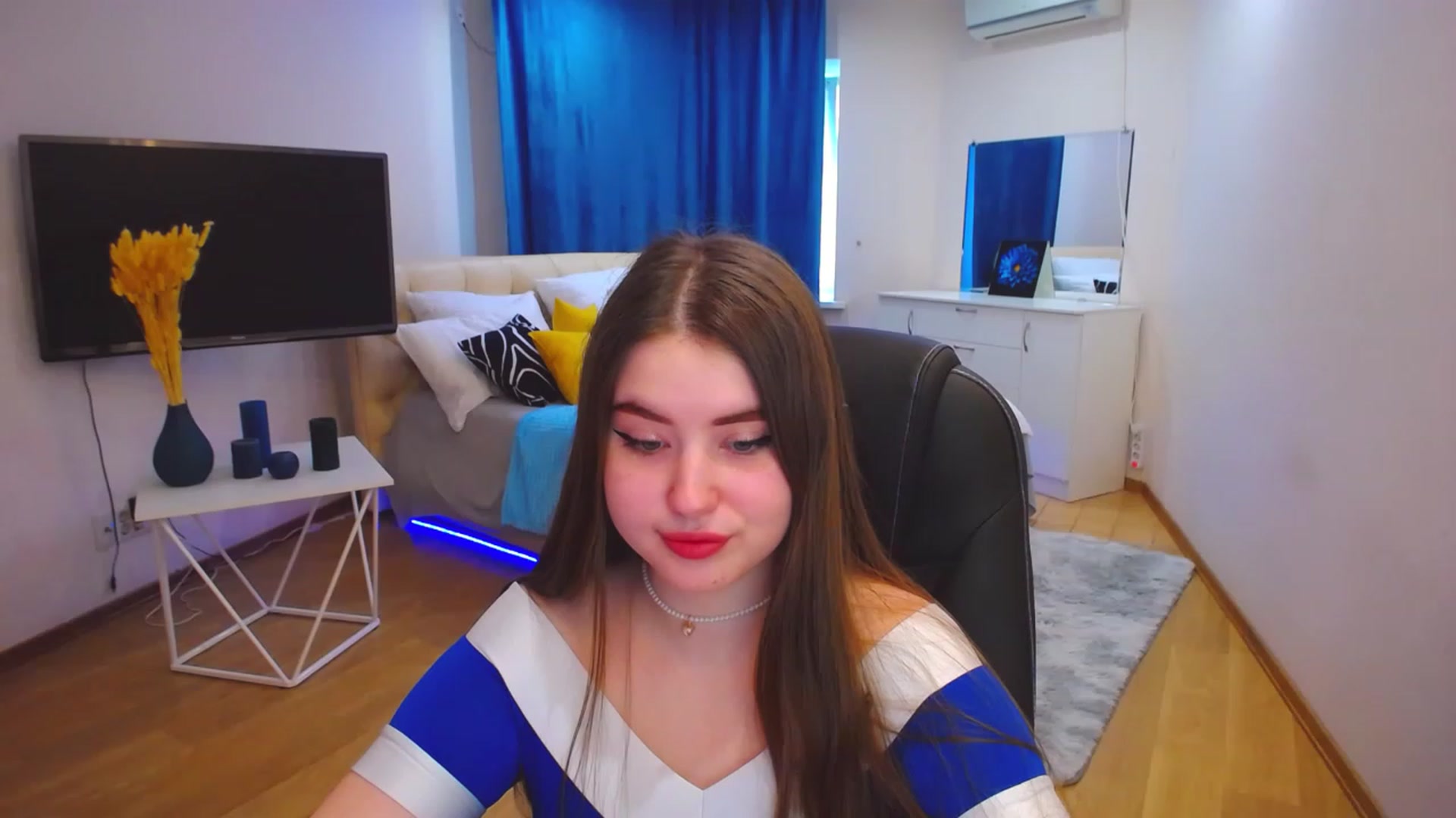 Gallery image thumbnail from AdmireMyEyes's myfreecams stream on, 05/17/2023, 07:45 image 10 of 20