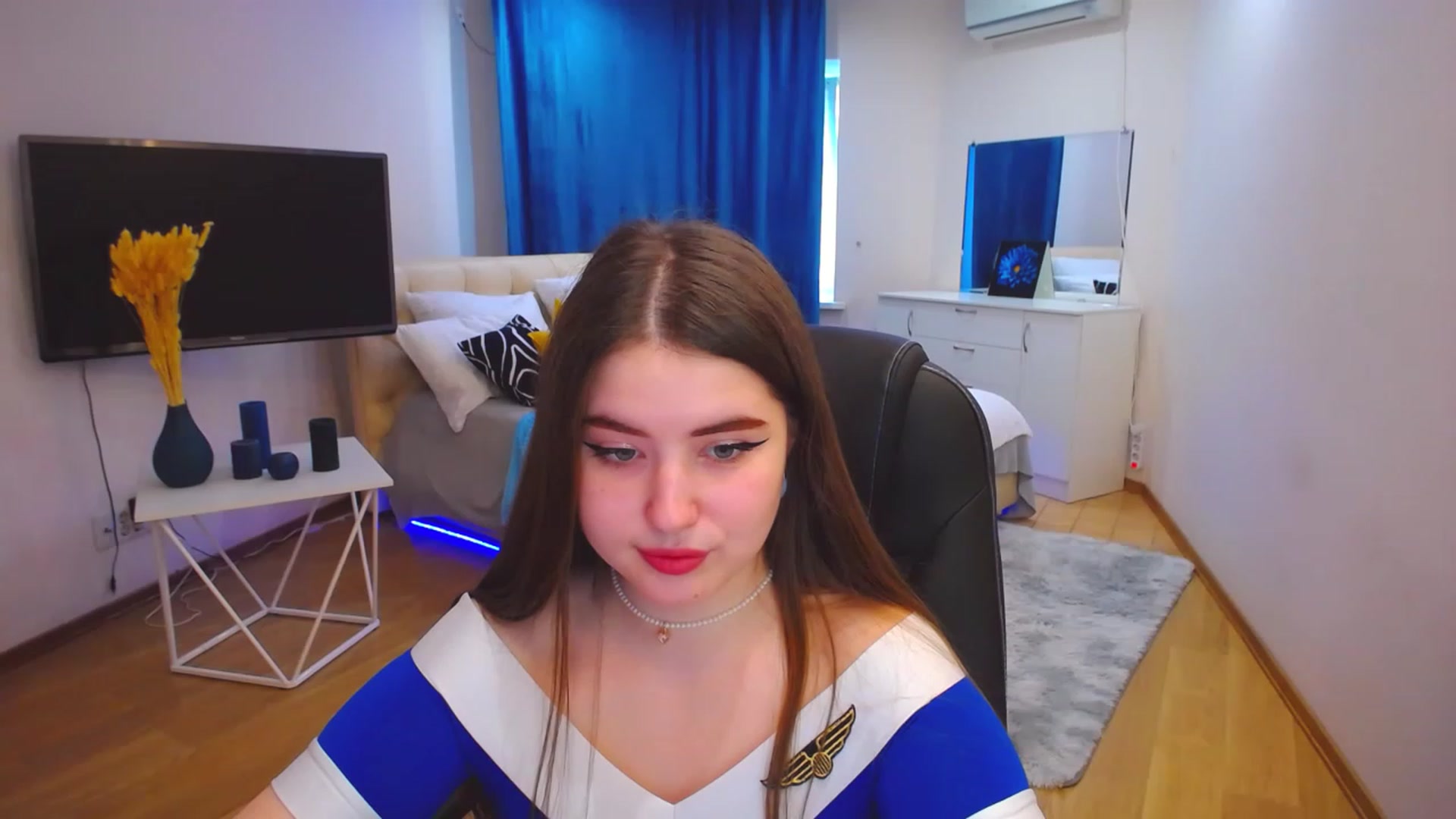 Gallery image thumbnail from AdmireMyEyes's myfreecams stream on, 05/17/2023, 07:45 image 8 of 20