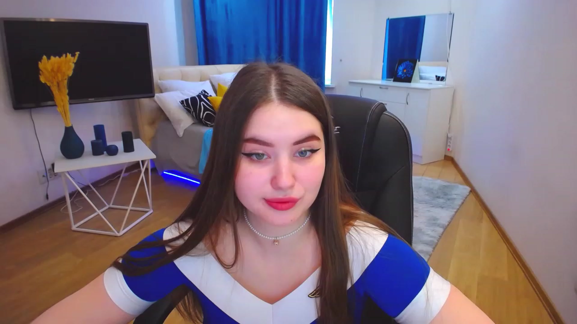 Gallery image thumbnail from AdmireMyEyes's myfreecams stream on, 05/17/2023, 07:45 image 18 of 20