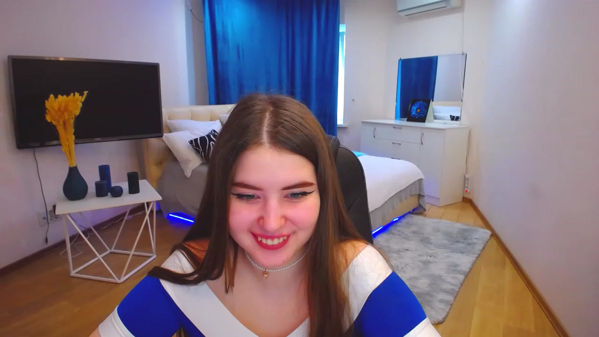 Gallery image thumbnail from AdmireMyEyes's myfreecams stream on, 05/17/2023, 07:45 image 4 of 20