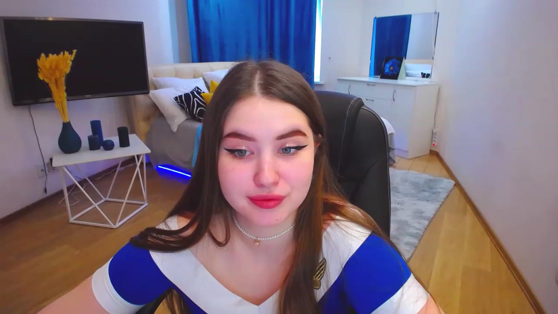 Gallery image thumbnail from AdmireMyEyes's myfreecams stream on, 05/17/2023, 07:45 image 15 of 20