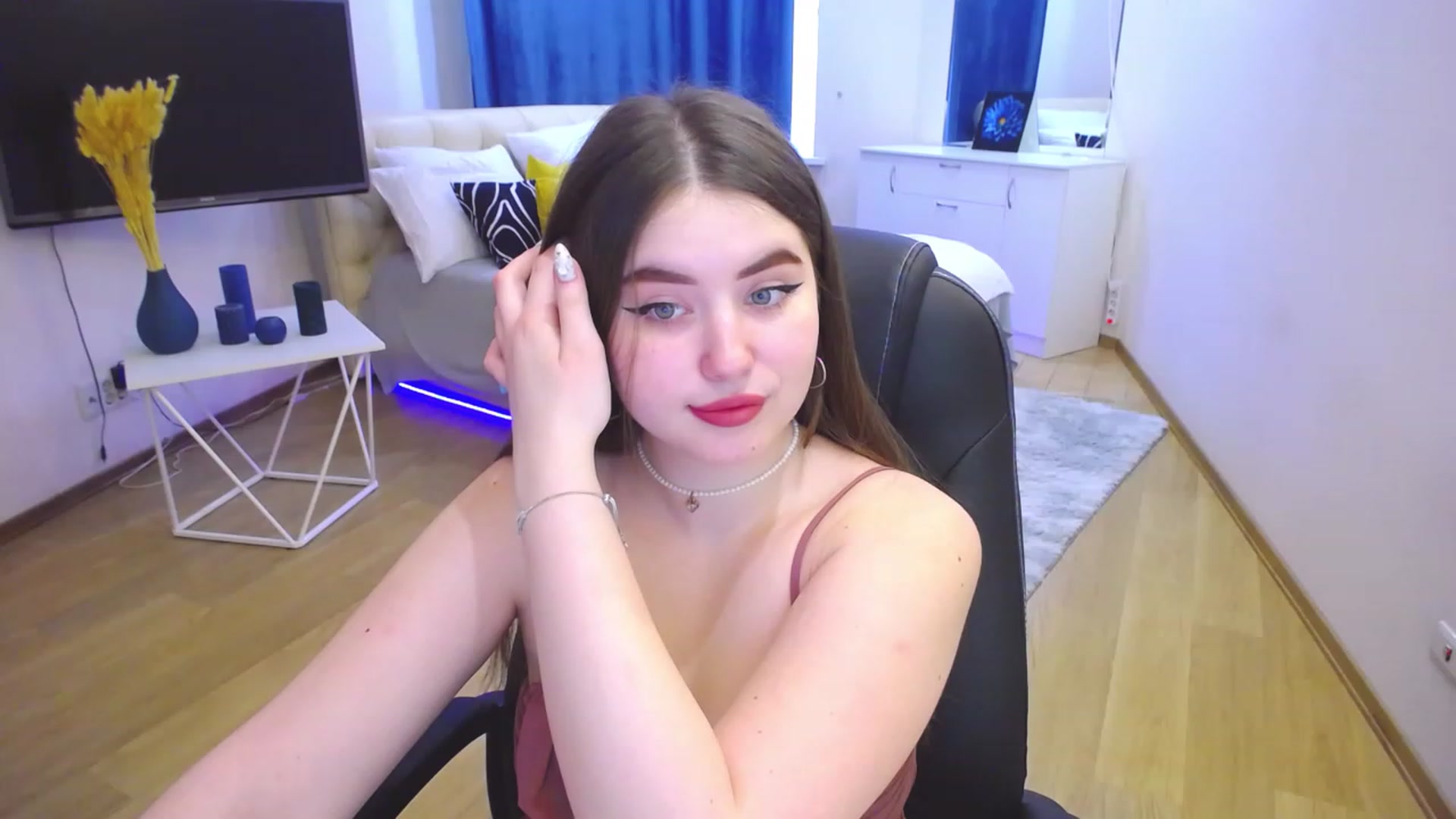 Gallery image thumbnail from AdmireMyEyes's myfreecams stream on, 05/21/2023, 09:47 image 13 of 20