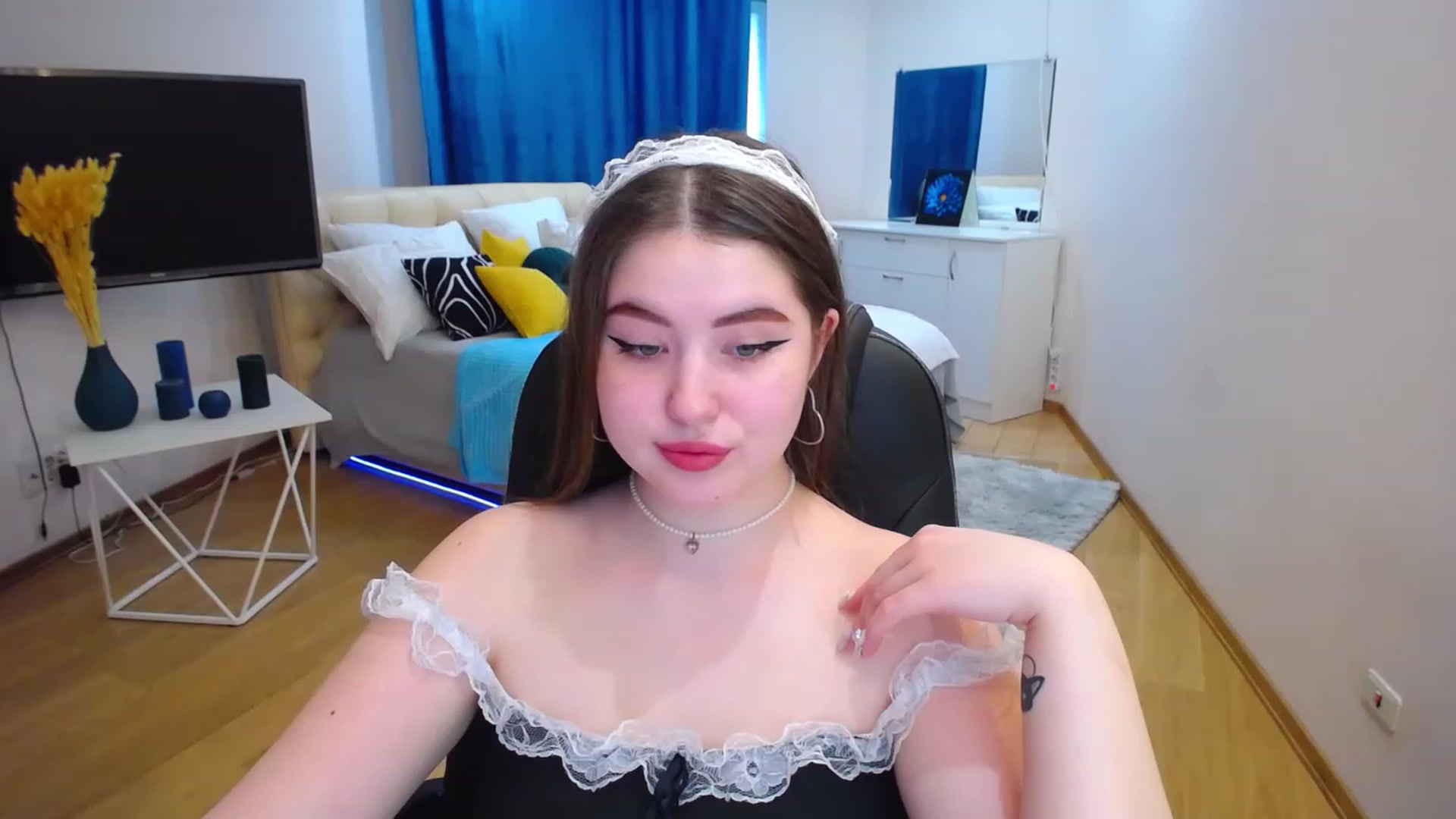 Gallery image thumbnail from AdmireMyEyes's myfreecams stream on, 05/23/2023, 07:38 image 9 of 20