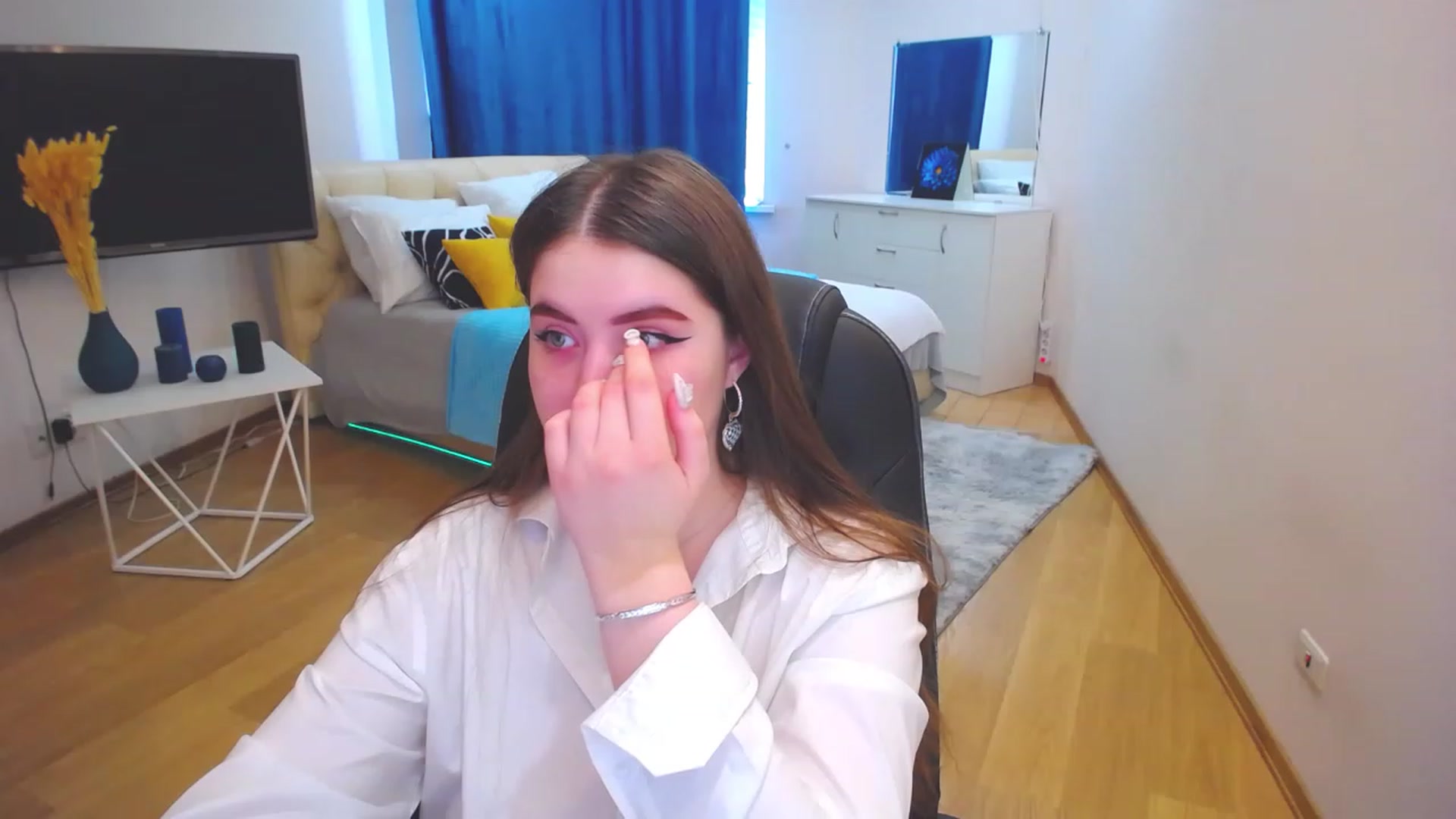 Gallery image thumbnail from AdmireMyEyes's myfreecams stream on, 05/29/2023, 09:10 image 9 of 20