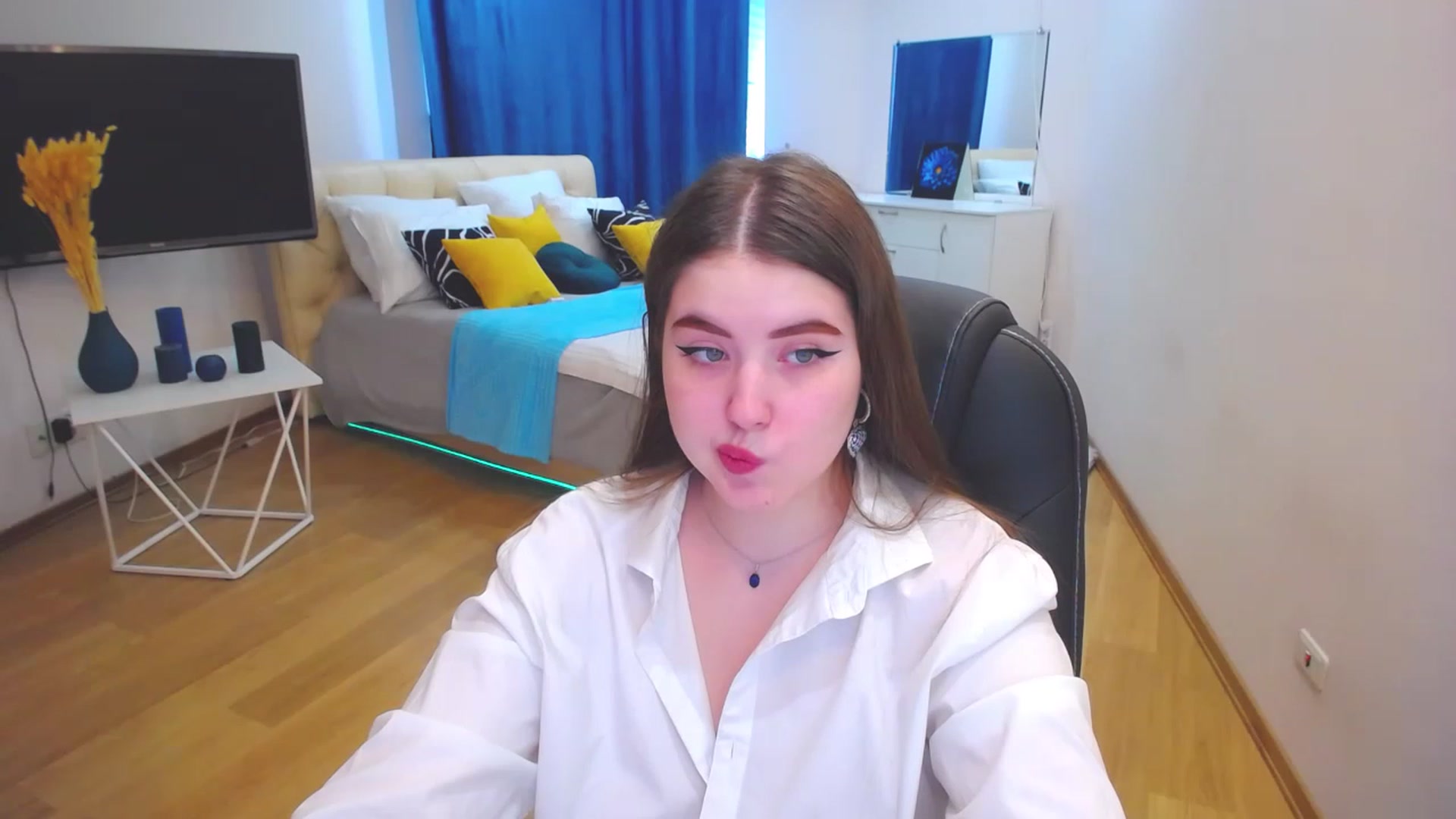 Gallery image thumbnail from AdmireMyEyes's myfreecams stream on, 05/29/2023, 09:10 image 17 of 20