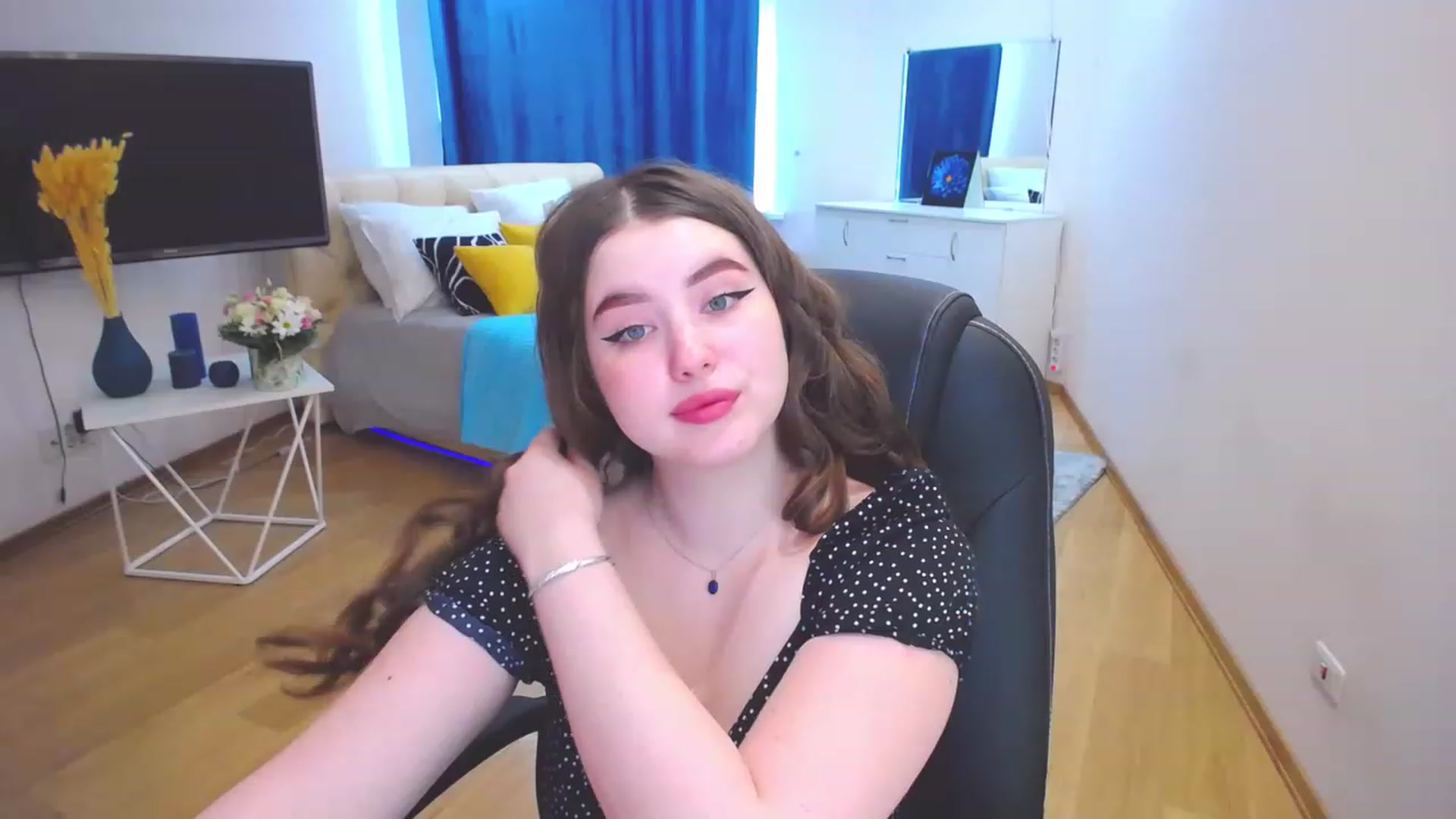Gallery image thumbnail from AdmireMyEyes's myfreecams stream on, 05/30/2023, 12:47 image 18 of 20