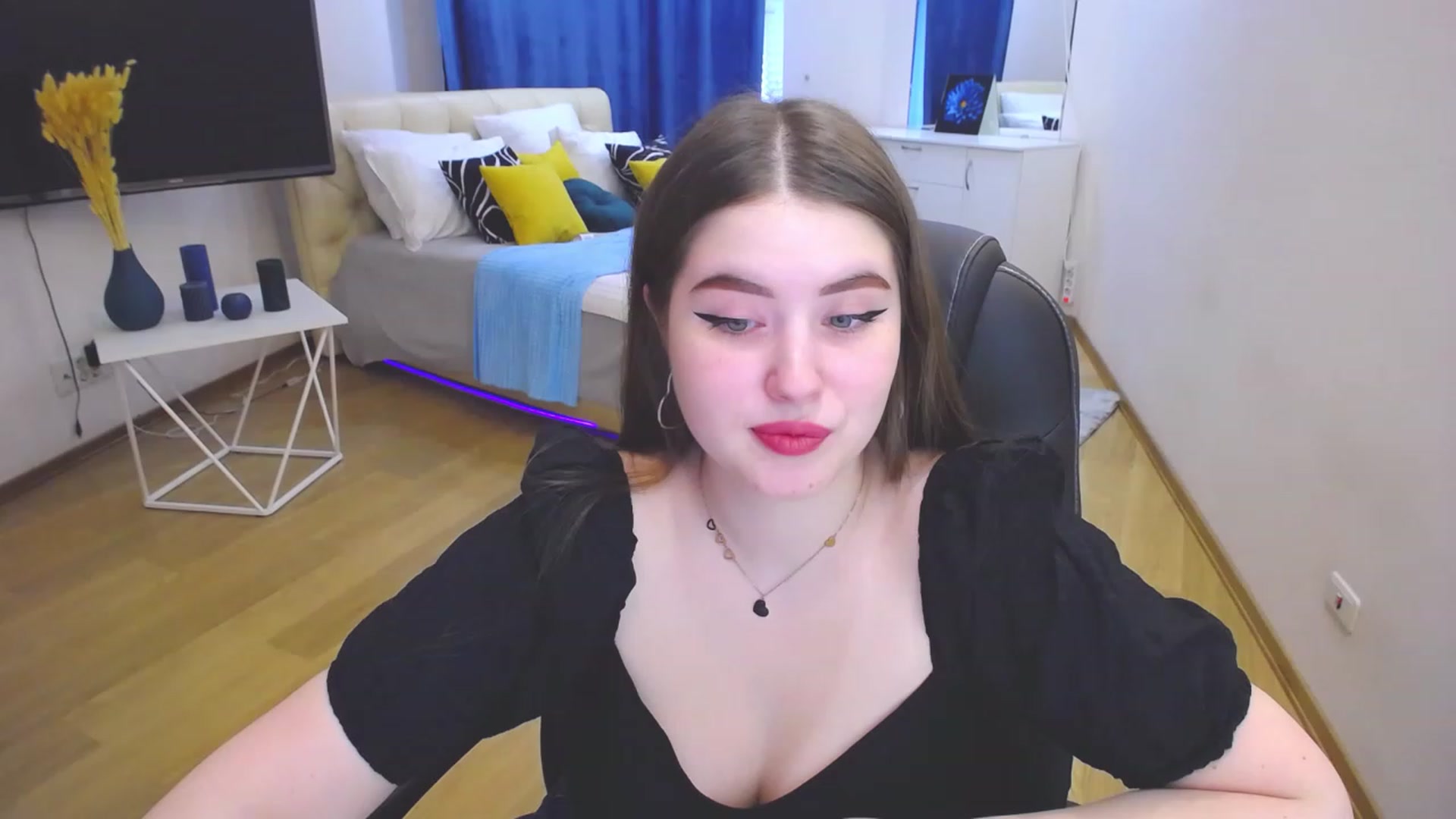 Gallery image thumbnail from AdmireMyEyes's myfreecams stream on, 06/02/2023, 07:34 image 3 of 20