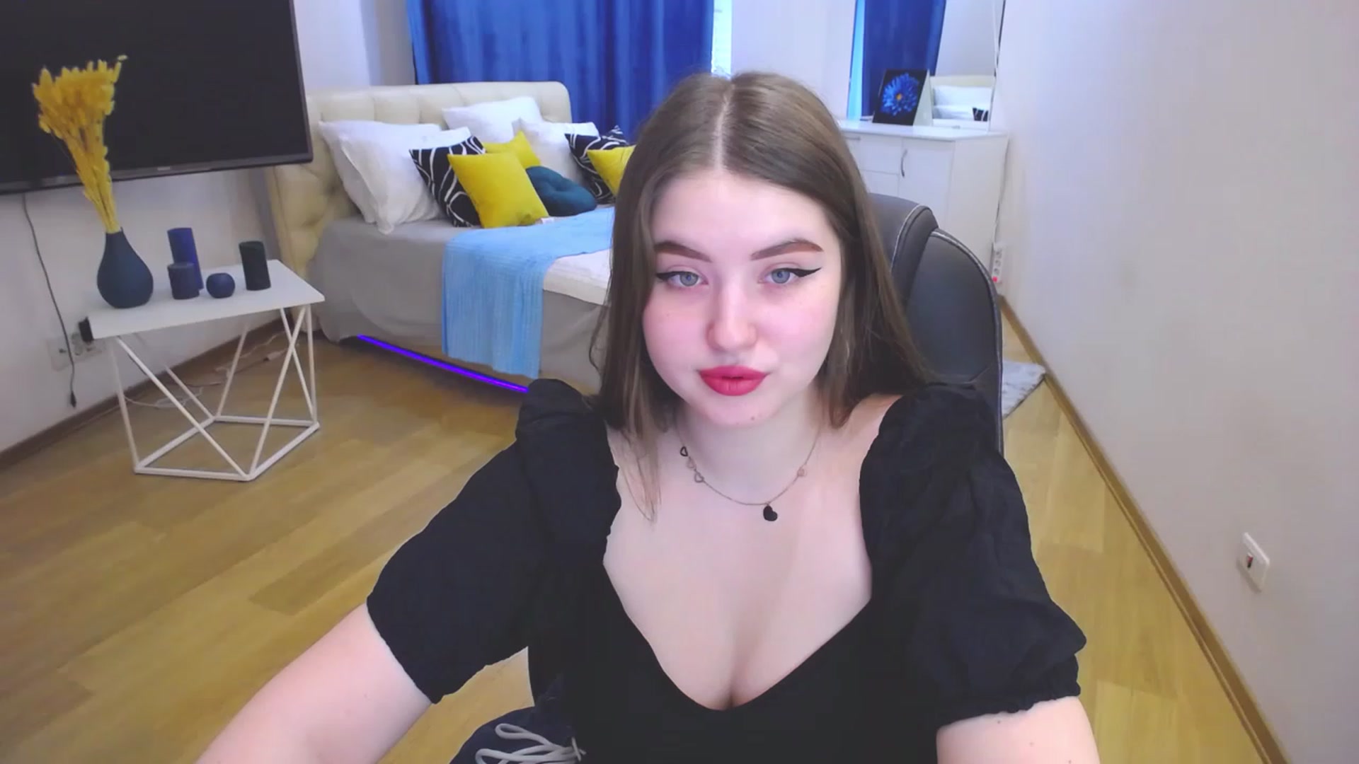 Gallery image thumbnail from AdmireMyEyes's myfreecams stream on, 06/02/2023, 07:34 image 6 of 20